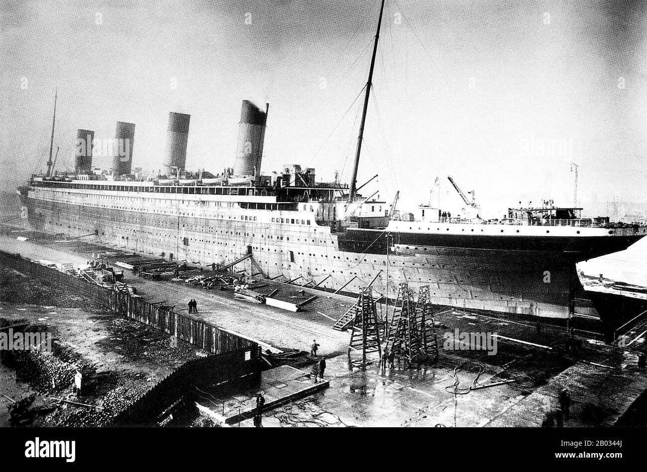 RMS Titanic war ein britischer Passagierliner, der am frühen Morgen des 15. April 1912 im Nordatlantik sank, nachdem sie während ihrer Jungfernfahrt von Southampton nach New York City mit einem Eisberg kollidierte. Von den 2.224 Passagieren und der Besatzung an Bord starben mehr als 1.500 bei der Versenkung, was sie zu einer der tödlichsten kommerziellen friedensstiftenden Schiffskatastrophen in der modernen Geschichte machte. Die RMS Titanic war das damals größte Schiff auf dem Wasser, als sie in Dienst gestellt wurde. Sie war die zweite von drei Ozeanlinern der Olympia-Klasse, die von der White Star Line betrieben wurden und von der Werft Harland and Wolff in Belfast gebaut wurden. Stockfoto