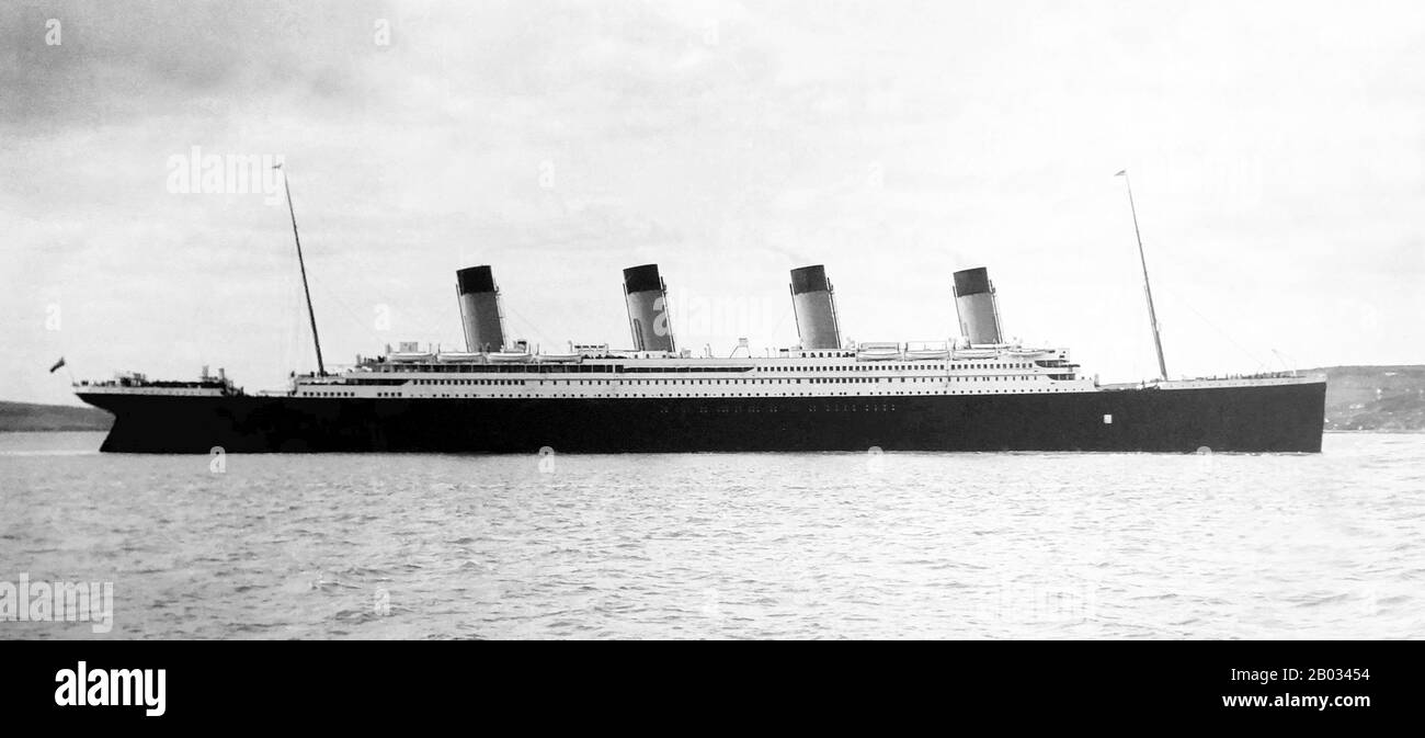 RMS Titanic war ein britischer Passagierliner, der am frühen Morgen des 15. April 1912 im Nordatlantik sank, nachdem sie während ihrer Jungfernfahrt von Southampton nach New York City mit einem Eisberg kollidierte. Von den 2.224 Passagieren und der Besatzung an Bord starben mehr als 1.500 bei der Versenkung, was sie zu einer der tödlichsten kommerziellen friedensstiftenden Schiffskatastrophen in der modernen Geschichte machte. Die RMS Titanic war das damals größte Schiff auf dem Wasser, als sie in Dienst gestellt wurde. Sie war die zweite von drei Ozeanlinern der Olympia-Klasse, die von der White Star Line betrieben wurden und von der Werft Harland and Wolff in Belfast gebaut wurden. Stockfoto