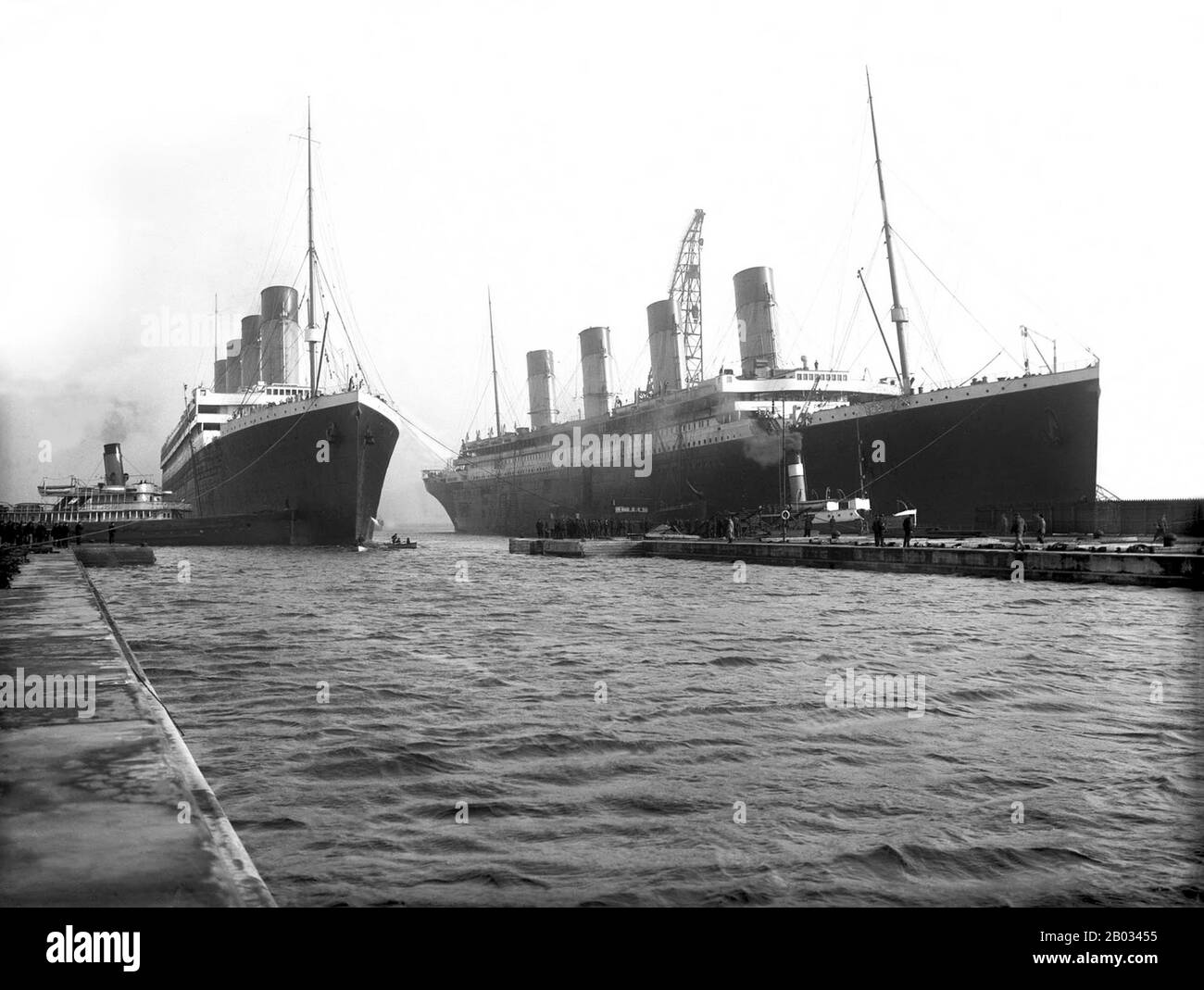 RMS Titanic war ein britischer Passagierliner, der am frühen Morgen des 15. April 1912 im Nordatlantik sank, nachdem sie während ihrer Jungfernfahrt von Southampton nach New York City mit einem Eisberg kollidierte. Von den 2.224 Passagieren und der Besatzung an Bord starben mehr als 1.500 bei der Versenkung, was sie zu einer der tödlichsten kommerziellen friedensstiftenden Schiffskatastrophen in der modernen Geschichte machte. Die RMS Titanic war das damals größte Schiff auf dem Wasser, als sie in Dienst gestellt wurde. Sie war die zweite von drei Ozeanlinern der Olympia-Klasse, die von der White Star Line betrieben wurden und von der Werft Harland and Wolff in Belfast gebaut wurden. RMS Stockfoto