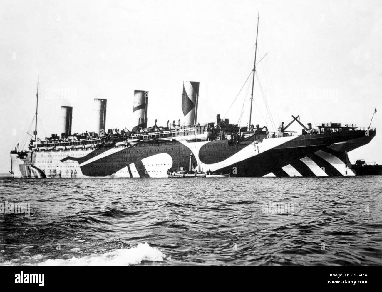 RMS (später HMT) Olympic war ein transatlantischer Ozeandampfer, das Leitschiff des Trios der Olympic-Klasse der White Star Line. Im Gegensatz zu ihren jüngeren Schwesterschiffen genoss Olympic eine lange und illustre Karriere, die sich 24 Jahre von 1911 bis 1935 erstreckte. Dazu gehörte auch der Dienst als Troopschiff während des Ersten Weltkriegs, der ihr den Spitznamen "Old Reliable" einbrachte. Olympic kehrte nach dem Krieg in den Zivildienst zurück und diente in den 1920er Jahren erfolgreich als Ozeandampfer und in die erste Hälfte der 1930er Jahre, wenn auch in verstärkter Konkurrenz. Stockfoto