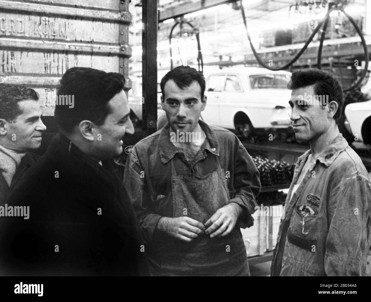 Gastarbeiter ist Deutsch für "Gastarbeiter". Es bezieht sich auf ausländische oder Wanderarbeiter, insbesondere auf solche, die vor allem in den 1960er und 1970er Jahren nach Westdeutschland (BRD) gezogen waren und im Rahmen eines formellen Gastarbeiterprogramms Arbeit suchten. In ähnlicher Weise hatten die Niederlande und Belgien ein Parallelprogramm namens Gaststarbeider-Programm. Schweden, Dänemark, Norwegen und Finnland hatten ähnliche Programme, die als arbetskraftsinvandring (Arbeitskräfte-Immigration) bezeichnet wurden. Stockfoto