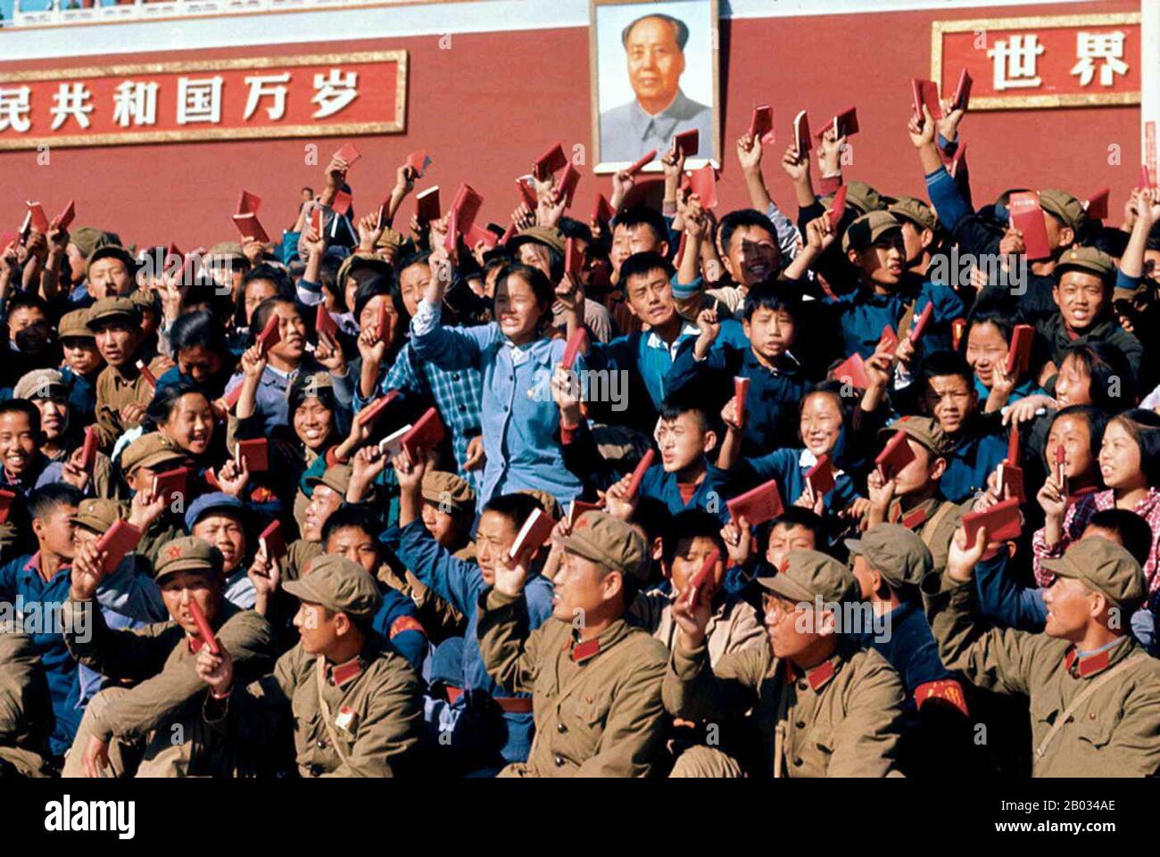 Die Große Proletarische Kulturrevolution, allgemein als Kulturrevolution bekannt, war eine gesellschaftspolitische Bewegung, die von 1966 bis 1976 in der Volksrepublik China stattfand. Das von Mao Zedong, dem damaligen Vorsitzenden der Kommunistischen Partei Chinas, in Bewegung gesetzte Ziel war es, den Nationalsozialismus im Land durchzusetzen, indem es kapitalistische, traditionelle und kulturelle Elemente aus der chinesischen Gesellschaft herausnahm und die maoistische Rechtgläubigkeit innerhalb der Partei auferlegte. Die Kulturrevolution schädigte das Land wirtschaftlich und sozial in großem Maßstab. Millionen von Menschen wurden in der gewalttätigen Factional verfolgt Stockfoto