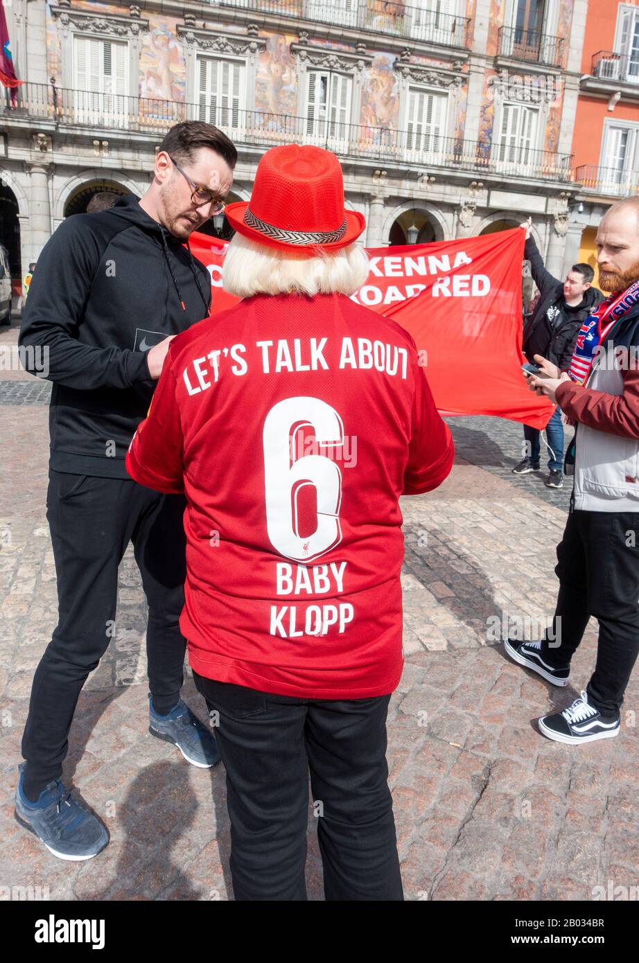 Madrid, Spanien. Februar 2020. Liverpooler Fans treffen sich auf der Plaza Mayor in Madrid vor Liverpools letztem 16 Champions-League-Spiel gegen Atletico Madrid. Kredit: Alan Dawson/Alamy Live News Stockfoto