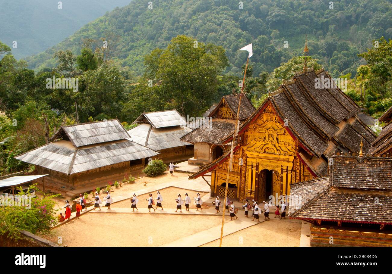 Wat Ban Saen ist ein abgelegener Waldtempel, der in einer "Tai Loi" (dt. "Berg-Thai") oder Lua bewohnten Grenzregion des östlichsten Birmas liegt. Der Tempel, der sich in der Nähe einer uralten Handelsroute zwischen Sipsongpanna oder Xishuangbanna in China und Kengtung im Shan-Staat befindet, wird für etwa 300 Jahre alt gehalten und auf Befehl der thailändischen Khoen-Machthaber von Kengtung errichtet (Oder vielleicht die Herren von Chiang Saen in Thailand, damals unter birmanischer Herrschaft), um den Bedürfnissen der Reisenden auf der alten Handelsroute zu dienen. Heute gilt es als ungewöhnlich feines (wenn auch sehr isoliertes) Beispiel für Chiang Sae Stockfoto