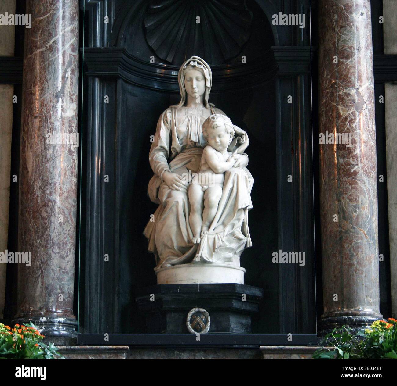 Die Madonna von Brüggen ist eine Marmorskulptur von Michelangelo von Maria mit dem Jesuskind. Als Meisterwerk angesehen, wurde es im Rahmen ihres "Nazi-Plunder"-Programms im Jahr 1944 von deutschen Streitkräften gestohlen. Sie wurde ein Jahr später von alliierten Truppen im Salzbergwerk Altaussee in ZentralÖsterreich geborgen und sicher nach Brüggen zurückgebracht, wo sie heute verbleibt. Stockfoto
