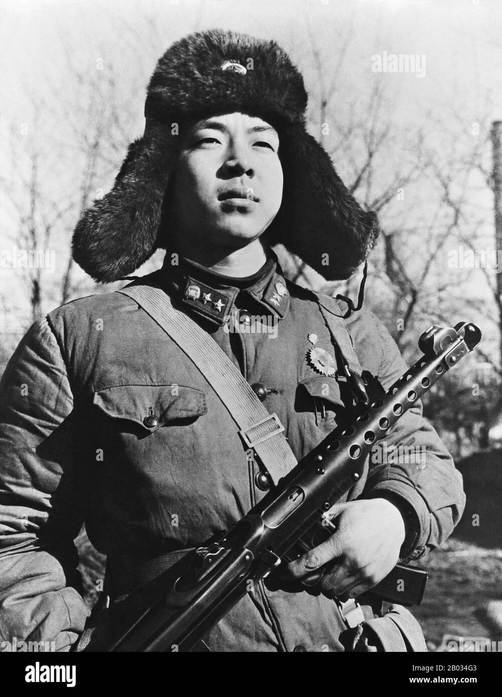 Lei Feng (18. Dezember 1940 - 15. August 1962) war Soldat der chinesischen Armee in der kommunistischen Legende. Nach seinem Tod wurde Lei als selbstlose und bescheidene Person charakterisiert, die sich der Kommunistischen Partei Mao Zedong und dem chinesischen Volk widmet. 1963 wurde er zum Thema einer landesweiten posthumen Propaganda-Kampagne, "Folge Den Beispielen der Comrade Lei Feng". Lei wurde als Modellbürger dargestellt, und die Massen wurden ermutigt, seiner Selbstlosigkeit, Bescheidenheit und Hingabe an Mao nachzueifern. Nach Maos Tod blieb Lei Feng eine kulturelle Ikone, die die Ernsthaftigkeit und den Dienst darstellte. Sein Name wurde eingegeben Stockfoto