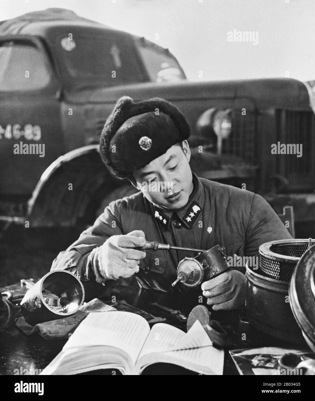Lei Feng (18. Dezember 1940 - 15. August 1962) war Soldat der chinesischen Armee in der kommunistischen Legende. Nach seinem Tod wurde Lei als selbstlose und bescheidene Person charakterisiert, die sich der Kommunistischen Partei Mao Zedong und dem chinesischen Volk widmet. 1963 wurde er zum Thema einer landesweiten posthumen Propaganda-Kampagne, "Folge Den Beispielen der Comrade Lei Feng". Lei wurde als Modellbürger dargestellt, und die Massen wurden ermutigt, seiner Selbstlosigkeit, Bescheidenheit und Hingabe an Mao nachzueifern. Nach Maos Tod blieb Lei Feng eine kulturelle Ikone, die die Ernsthaftigkeit und den Dienst darstellte. Sein Name wurde eingegeben Stockfoto