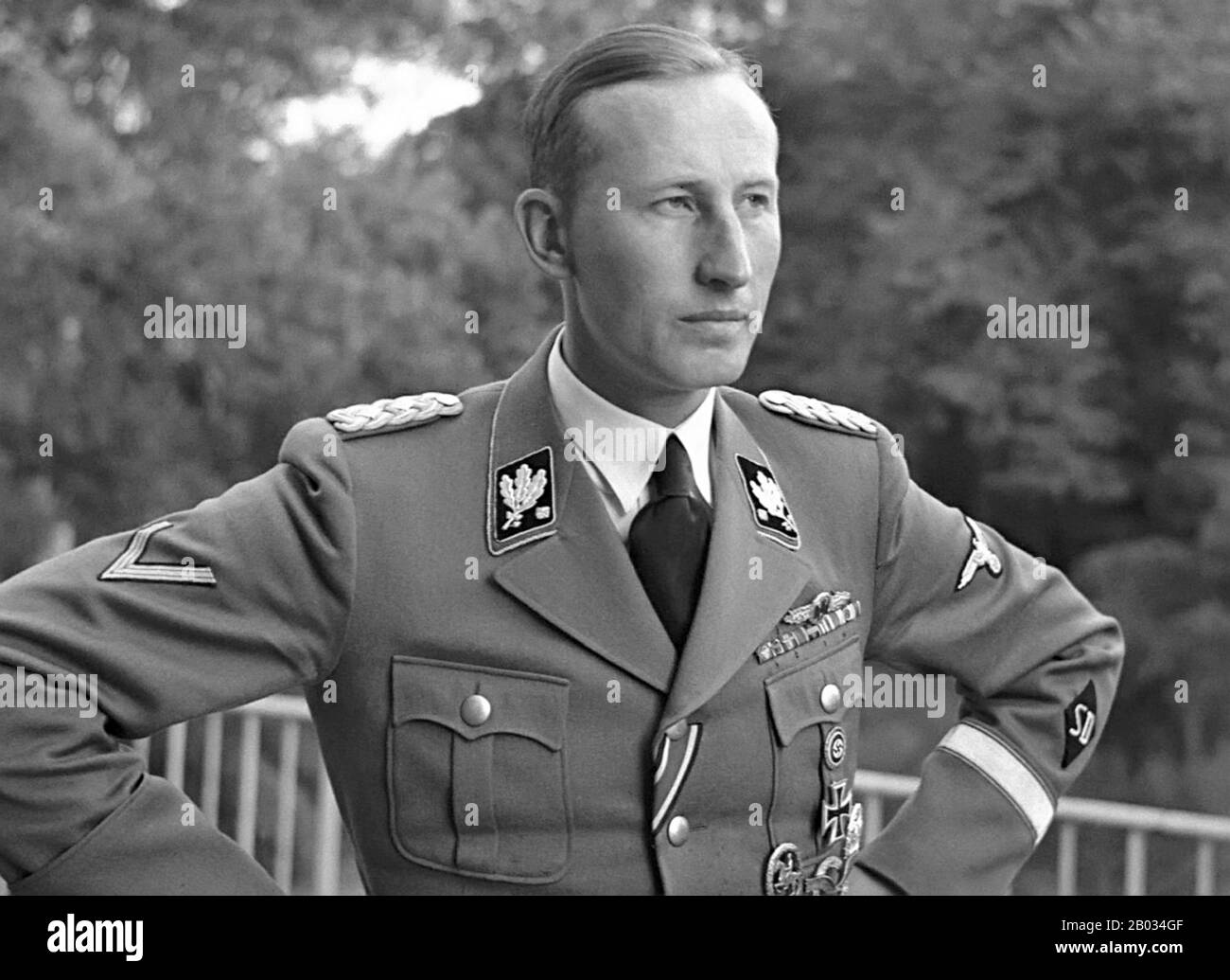 Reinhard Tristan Eugens Heydrich (7. März 1904/05 - 4. Juni 1942) war ein hoher deutscher NS-Funktionär während des zweiten Weltkriegs und einer der Hauptarchitekten des Holocausts. Er war SS-Obergruppenführer und General der Polizei (Obergruppenführer und Polizeichef) sowie Reichssicherheitshauptamt (einschließlich der Gestapo, Kripo und SD). Er war auch Stellvertreter-Reichsprotektor (stellvertretender/Amtierender Reichsprotektor) von Böhmen und Mähren, in der heutigen Tschechischen Republik. Heydrich leitete die Wannseekonferenz vom Januar 1942, die die Pläne für die Endgültige Lösung des formalisierte Stockfoto