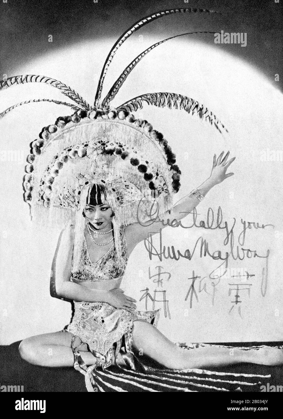 Anna May Wong (* 3. Januar 1905 in New York; † 3. Februar 1961) war eine US-amerikanische Schauspielerin, der erste Chinesisch-amerikanische Filmstar und die erste Asian Amerikanerin, die zu einem internationalen Star wurde. Ihre lange und abwechslungsreiche Karriere umfasste sowohl Stummfilm als auch Tonfilm, Fernsehen, Bühne und Radio. Wong war in Filmen der frühen Tonzeit zu sehen, wie Tochter des Drachens (1931) und Tochter Shanghais (1937), und mit Marlene Dietrich in Josef von Sternbergs Shanghai-Express (1932). 1935 wurde Wong die schwerste Enttäuschung ihrer Karriere zugefügt, als Metro-Goldwyn-Mayer sich weigerte, sie für die Leadi zu halten Stockfoto