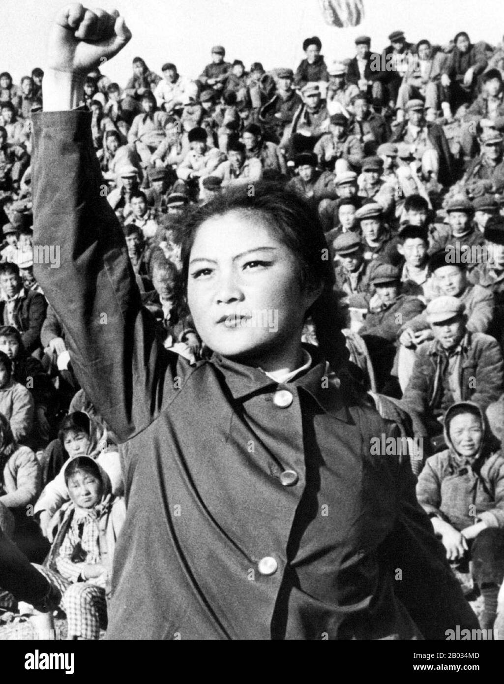 Die Große Proletarische Kulturrevolution, allgemein als Kulturrevolution bekannt, war eine gesellschaftspolitische Bewegung, die von 1966 bis 1976 in der Volksrepublik China stattfand. Das von Mao Zedong, dem damaligen Vorsitzenden der Kommunistischen Partei Chinas, in Bewegung gesetzte Ziel war es, den Nationalsozialismus im Land durchzusetzen, indem es kapitalistische, traditionelle und kulturelle Elemente aus der chinesischen Gesellschaft herausnahm und die maoistische Rechtgläubigkeit innerhalb der Partei auferlegte. Die Kulturrevolution schädigte das Land wirtschaftlich und sozial in großem Maßstab. Millionen von Menschen wurden in der gewalttätigen Factional verfolgt Stockfoto