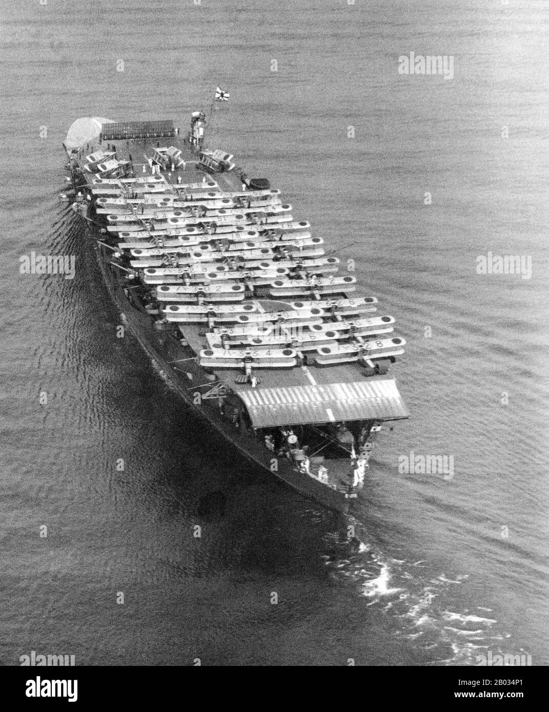 Akagi war ein Flugzeugträger, der für die Kaiserlich japanische Marine (IJN) gebaut wurde und nach dem Berg Akagi in der heutigen Präfektur Gunma benannt wurde. Obwohl sie als Battlecruiser der Amagi-Klasse niedergelegt wurde, wurde Akagi während des Baus zu einem Flugzeugträger umgebaut, um den Bedingungen des Washingtoner Marine-Vertrags zu entsprechen. Das Schiff wurde von 1935 bis 1938 umgebaut, wobei ihre ursprünglichen drei Flugdecks zu einem einzigen vergrößerten Flugdeck und einem Inselüberbau konsolidiert wurden. Akagis Flugzeuge dienten Ende der 1930er Jahre im Zweiten Chinesisch-Japanischen Krieg. Nach der Gründung der Ersten Luftflotte oder Kidos Stockfoto