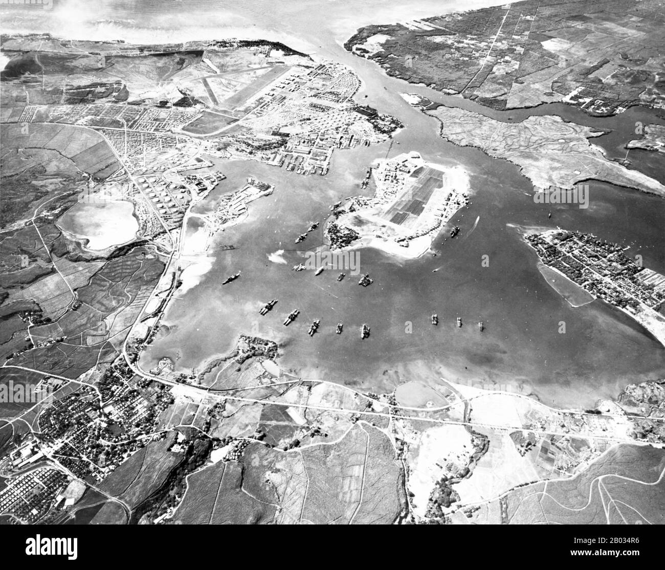 Pearl Harbor ist ein Lagunenhafen auf der Insel Oahu, Hawaii, westlich von Honolulu. Ein Großteil des Hafengeländes und der umliegenden Länder ist ein Tiefwasserstützpunkt der United States Navy. Sie ist auch der Hauptsitz der Pazifikflotte der Vereinigten Staaten. Die US-Regierung erhielt erstmals die ausschließliche Nutzung des Einlasses und das Recht, hier im Jahr 1887 eine Reparatur- und Coaling-Station für Schiffe zu unterhalten. Der Angriff des japanischen Kaiserreichs auf Pearl Harbor am 7. Dezember 1941 war die unmittelbare Ursache für den Eintritt der Vereinigten Staaten in den zweiten Weltkrieg Stockfoto