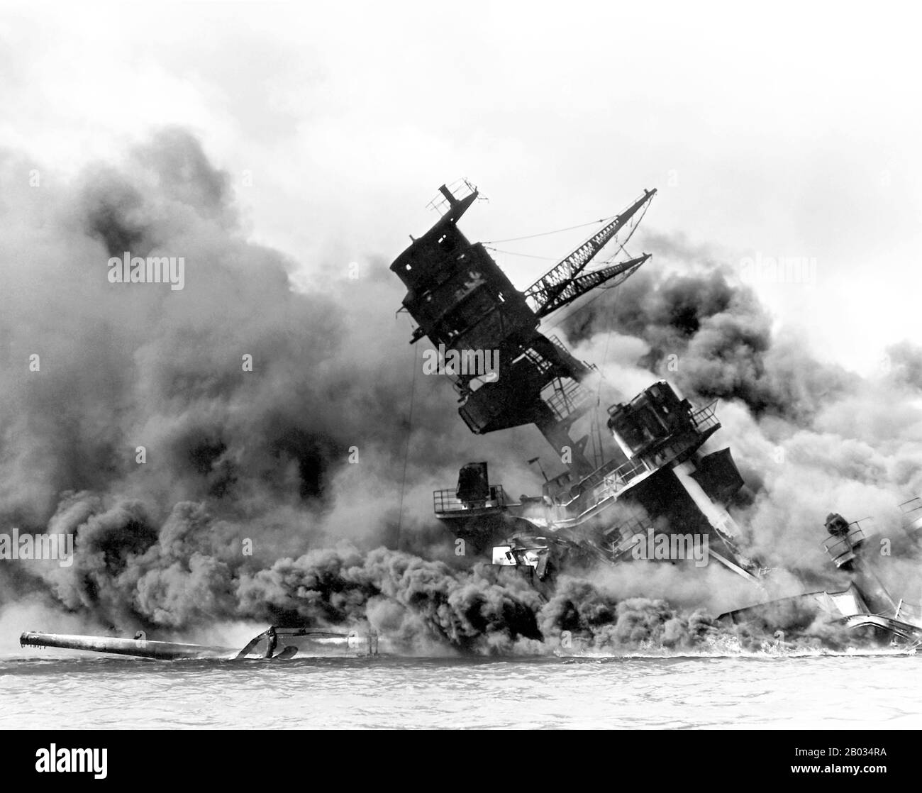 Der Angriff auf Pearl Harbor war ein überraschender Militärschlag der Kaiserlich japanischen Marine gegen den Marinestützpunkt der Vereinigten Staaten in Pearl Harbor, Hawaii, am Morgen des 7. Dezember 1941 (8. Dezember in Japan). Der Angriff war als präventive Maßnahme gedacht, um die US-Pazifikflotte vor einer Einmischung in militärische Aktionen zu bewahren, die das Reich von Japan in Südostasien gegen Überseegebiete des Vereinigten Königreichs, der Niederlande und der Vereinigten Staaten plante. Der Angriff kam als tiefgreifender Schock für das amerikanische Volk und führte direkt zum amerikanischen Eintritt in die World Wa Stockfoto