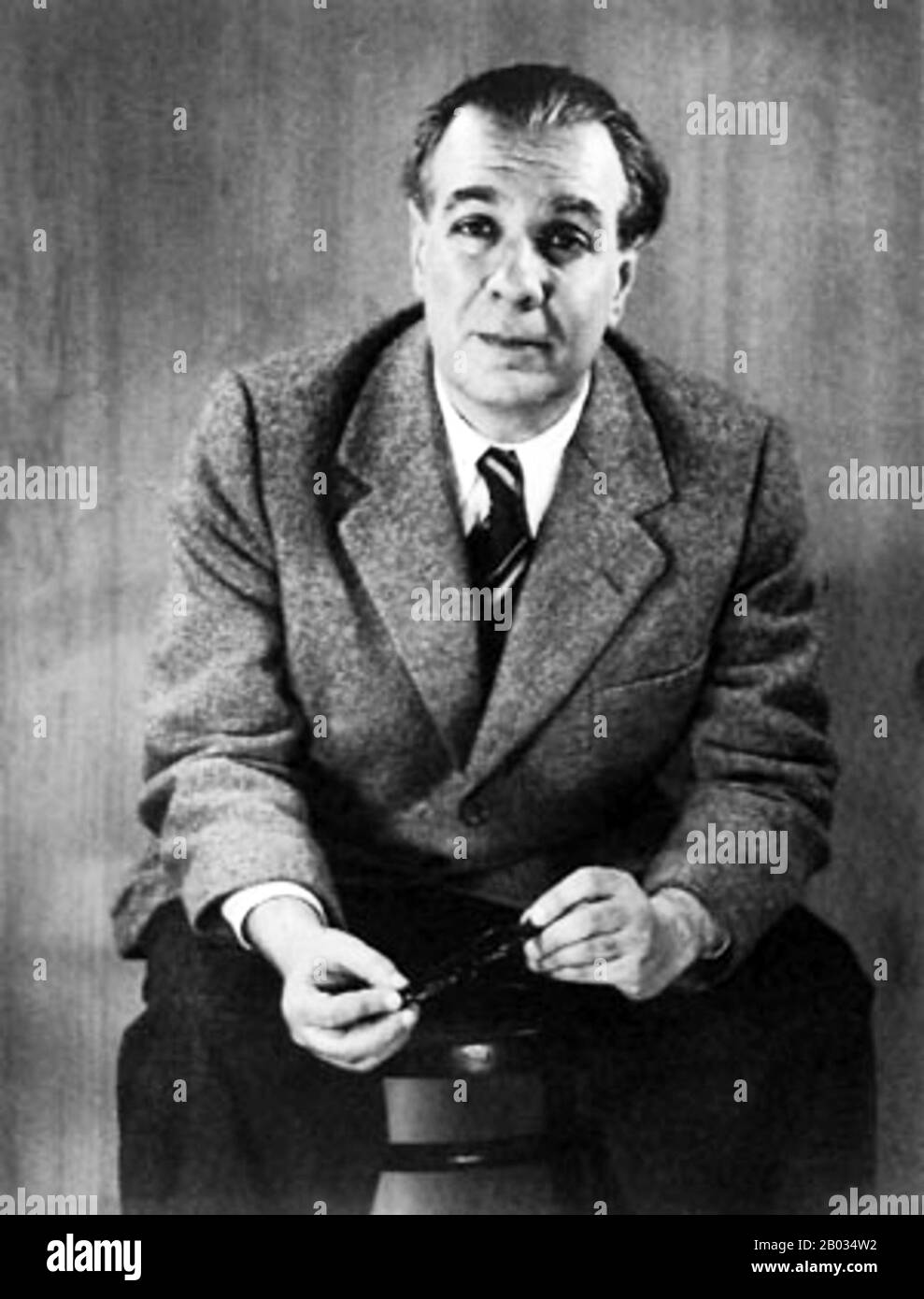 Jorge Francisco Isidoro Luis Borges KBE (24. August 1899 - 14. Juni 1986), war ein argentinischer Kurzgeschichtenautor, Essayist, Dichter und Übersetzer und eine Schlüsselfigur der spanischsprachigen Literatur. Seine bekanntesten Bücher, Ficciones (Fictions) und El Aleph (The Aleph), die in den vierziger Jahren veröffentlicht wurden, sind Zusammenstellungen von Kurzgeschichten, die durch gemeinsame Themen miteinander verbunden sind, darunter Träume, Labyrinthe, Bibliotheken, Spiegel, fiktive Schriftsteller, Philosophie und Religion. Borges' Werke haben zur philosophischen Literatur und zum Fantasy-Genre beigetragen. Stockfoto