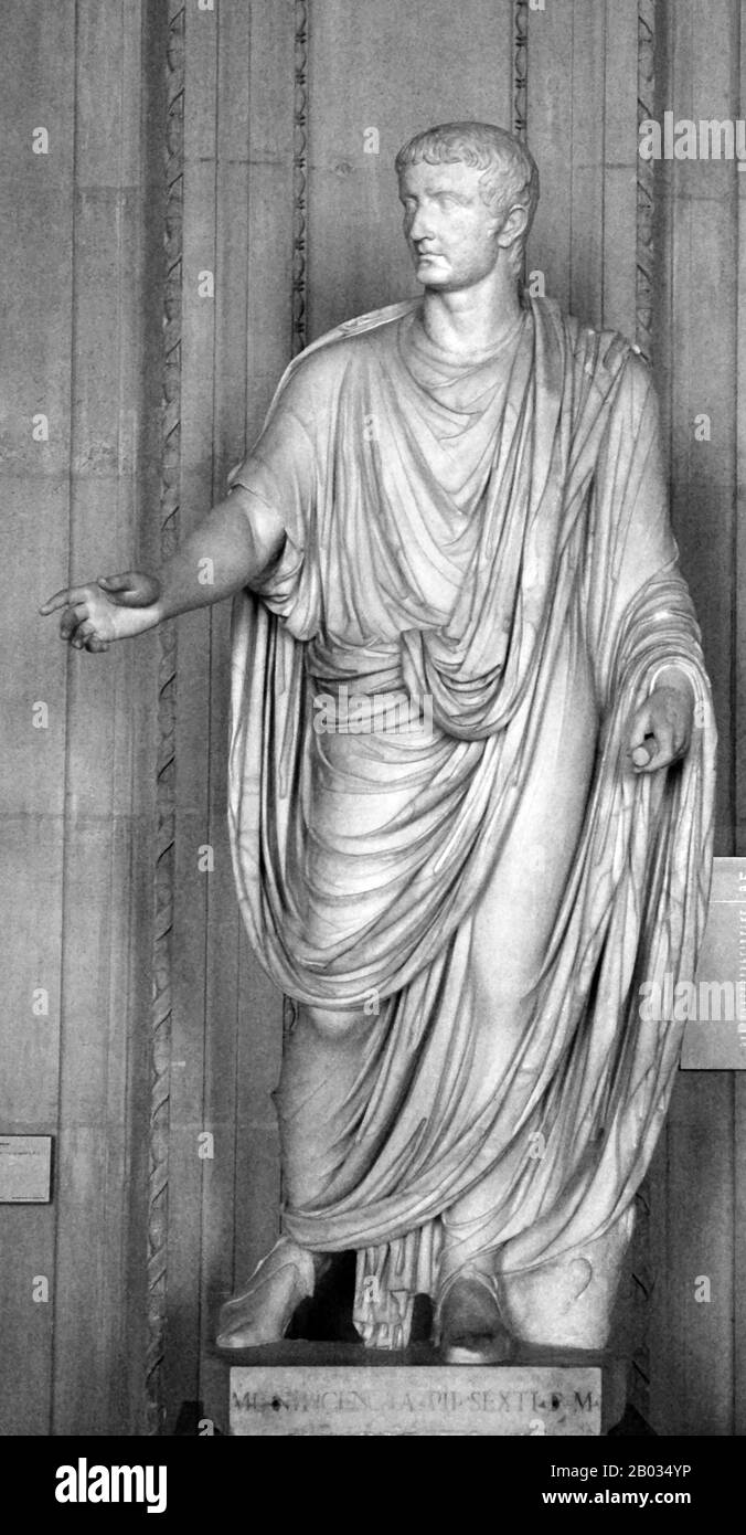 Der gebürtige Tiberius Claudius Nero, Sohn von Tiberius Claudius Nero und Livia Drusilla, wurde Stiefsohn von Octavian (später zum Augustus, erster Kaiser von Rom), nachdem seine Mutter gezwungen war, sich von Nero scheiden zu lassen und ihn zu heiraten. Tiberius würde schließlich Augustus' Tochter aus seiner vorherigen Ehe, Julia die ältere, heiraten und später von Augustus adoptiert werden, offiziell ein Julian, der den Namen Tiberius Julius Cäsar trägt. In den Beziehungen zu den anderen Kaisern dieser Dynastie war Tiberius der Stiefsohn des Augustus, Großonkel von Caligula, Onkel väterlicherseits von Claudius und Großonkel von Nero. Tib Stockfoto