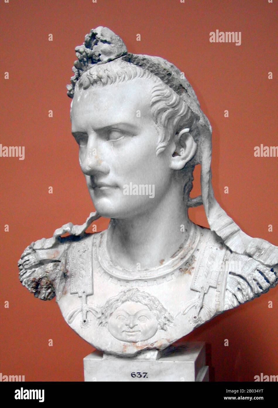 Der gebürtige Gaius Julius Cäsar Germanikus, Caligula war der Neffe und adoptierte Sohn des Kaiser Tiberius, was ihn zur Julio-Claudian-Dynastie machte. Während seiner Feldzüge in Germanien verdiente er sich den Spitznamen "Caligula" (kleiner Lotsstiefel), während er seinen Vater Germanikus begleitete. Seine Mutter Agrippina, die ältere, verstrickte sich in eine tödliche Fehde mit Kaiser Tiberius, die zur Zerstörung ihrer Familie und zum Verlassen Caligula führte, die einzige männliche Überlebende. Nach Tiberius Tod im Jahr 37 v. Chr. trat Caligula die Nachfolge seines Großonkels als Kaiser an. Überlieferte Quellen über seine Regierungszeit sind nur wenige, aber weit entfernt Stockfoto