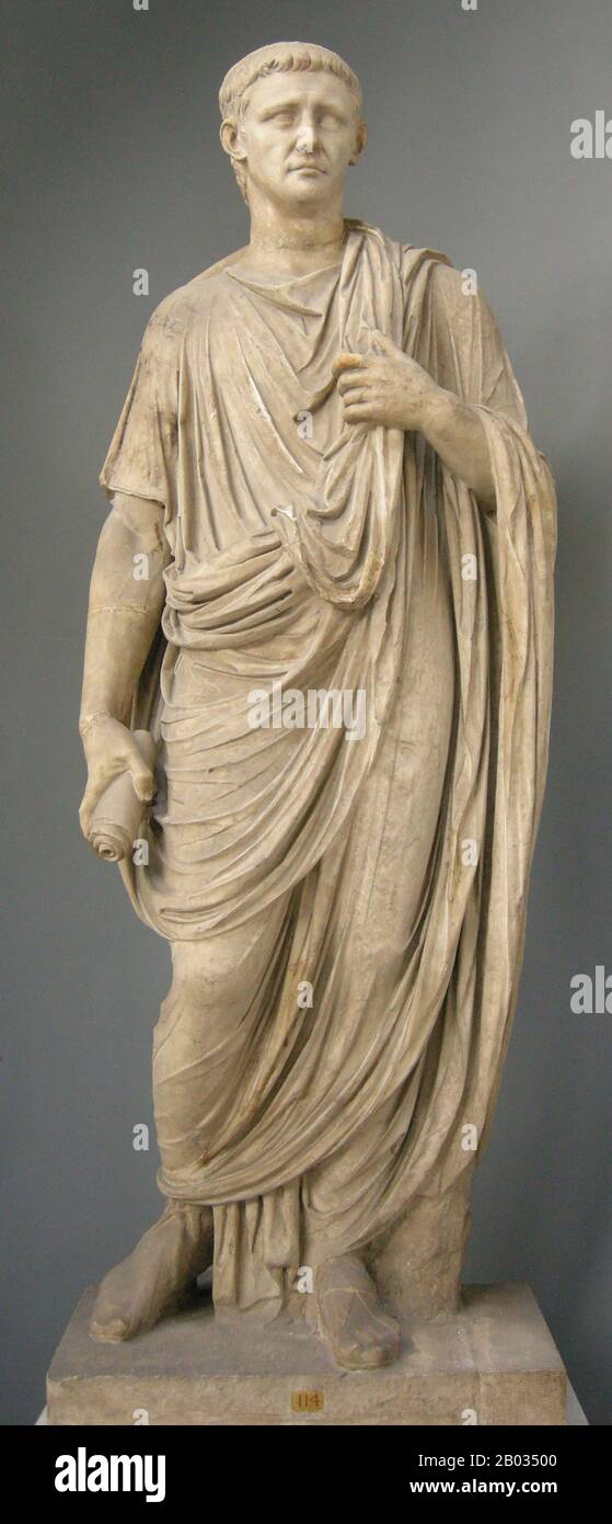 Claudius war der erste römische Kaiser, der außerhalb Italiens geboren wurde, und er wurde aufgrund leichter Taubheit und der Bedrängnis mit einer Schar für einen Großteil seines Lebens aus dem öffentlichen Amt ausgeschlossen und befreit. Es war seine Schwäche, die ihn vor den edlen Säuberungen retten würde, die während der Herrschaft von Tiberius und Caligula auftraten, da er nicht als ernsthafte Bedrohung angesehen wurde. Als letzter überlebender Mann der Familie Julio-Claudian wurde Claudius nach ihrer Ermordung Caligula von der Prätorianergarde zum Kaiser ausgerufen. Trotz seiner einzigen bisherigen Erfahrungen, als er ein Konsulat mit seinem Neffen Ca Teilte Stockfoto