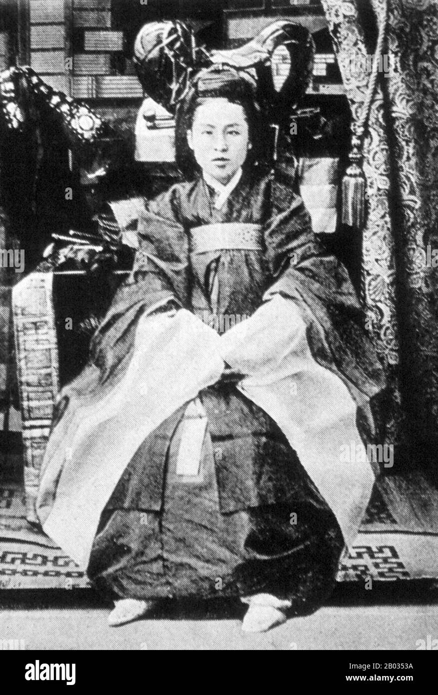 Die Regierung von Meiji Japan hielt Königin Min für ein Hindernis für ihre Übersee-Expansion. Die Bemühungen, sie aus der politischen Arena zu entfernen, die durch gescheiterte Aufstände, die vom Vater von König Gojong, dem Heungeson Daewongun (ein einflussreicher Regent, der mit den Japanern arbeitet), veranlasst wurden, beeinflussten sie, härter gegen den japanischen Einfluss zu stehen. Nach dem Sieg Japans im Ersten Chinesisch-Japanischen Krieg setzte sich Königin Min für stärkere Verbindungen zwischen Korea und Russland ein, um den japanischen Einfluss in Korea, das von der Daewongun vertreten wurde, zu blockieren. Am frühen Morgen des 1. Oktober Stockfoto