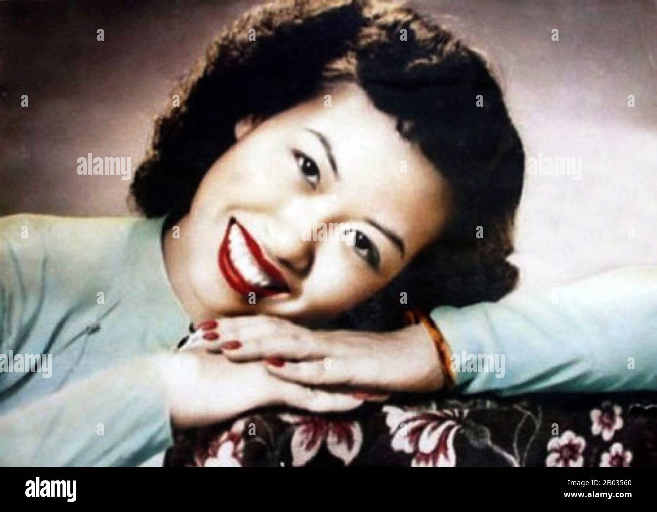 NGO wurde 1931 in Hanoi geboren. Ihr Vater war ein erfolgreicher Geschäftsmann, der die größte Glasfabrik in Französisch-Indochina besaß. Später gab sie an, dass sie eifrig daran wuchs, Englisch zu lernen, weil sie wollte, ihre Lieblingsfilme wie Gone with the Wind ohne Untertitel zu sehen. Ihre Familie erteilte ihr Privatunterricht in Englisch. Im Jahr 1955, als sie 25 Jahre alt war, trat sie dem Radiosender "Voice of Vietnam" bei und wurde ausgewählt, die englische Sprachneufassung zu lesen, die sich an Zuhörer in den englischsprachigen Ländern Asiens richtet. Während des Vietnamkriegs Wurde Ngo unter US-Soldaten für ihr p berüchtigt Stockfoto