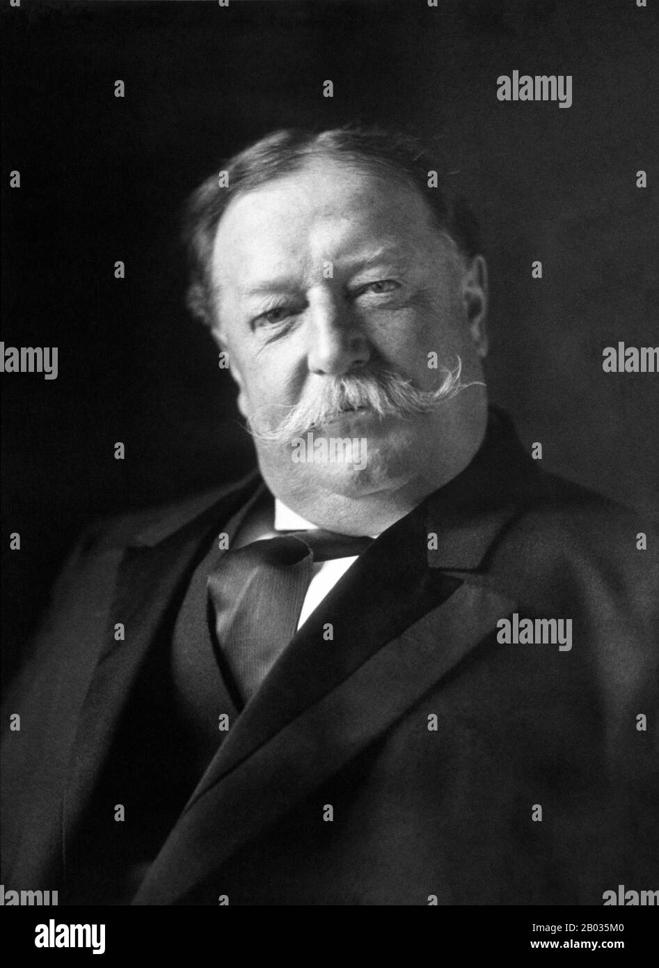 William Howard Taft (15. September 1857 - 8. März 1930) war der 27. Präsident der Vereinigten Staaten (zwischen den Jahren 148-1913) und der 10. Chief Justice of the United States (zwischen 1921 und 1930), der einzige, der beide Ämter bekleidet hatte. Taft wurde im Jahr 1908 zum präsidenten gewählt, dem gewählten Nachfolger von Theodore Roosevelt, wurde aber 1912 von Woodrow Wilson zur Wiederwahl besiegt, nachdem Roosevelt die republikanische Stimme durch die Kandidatur als Drittkandidat gespalten hatte. 1921 ernannte Präsident Warren G. Harding Taft zum Chief Justice, eine Position, in der er bis einen Monat vor seinem Tod tätig war. Stockfoto
