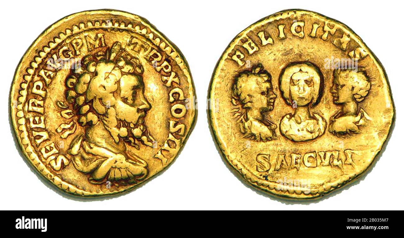 Septimius Severus (145-211 u.Z.) wurde in der römischen Provinz Afrika geboren und avancierte während der Regierungszeit von Marcus Aurelius und Commodus stetig durch die übliche Abfolge von Ämtern (den 'cursus honorum'). Er war Gouverneur von Pannonia Superior, als ihm 193 u.Z. die Nachricht von Pertinax' Mord und Didius Julianus' Beitritt zukam. Als Reaktion auf Julianus' umstrittenen Beitritt durch den Kauf der Kaiserreich in einer Auktion erhoben sich viele Rivalen und erklärten sich selbst zum Kaiser, wobei Severus einer von ihnen war und das so genannte Jahr der fünf Kaiser begann. Severus eilte nach Rom Stockfoto