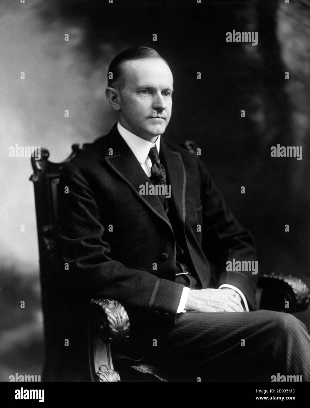 John Calvin Coolidge Jr. (4. Juli 1872 - 5. Januar 1933) war der 30. Präsident der Vereinigten Staaten (1923-29.). Coolidge, ein republikanischer Anwalt aus Vermont, arbeitete sich auf der Leiter der Politik des Staates Massachusetts nach oben und wurde schließlich Gouverneur dieses Staates. 1920 wurde er zum 29. Vizepräsidenten gewählt und trat nach dem plötzlichen Tod von Warren G. Harding im Jahr 1923 die Präsidentschaft an. Er wurde im Jahr 1924 in eigener Wahl gewählt und erwarb sich einen Ruf als Konservativer der kleinen Regierung. Coolidges Ruhestand war relativ kurz, da er im Alter von 60 Jahren im Januar 1933, weniger als zwei Monate, starb Stockfoto