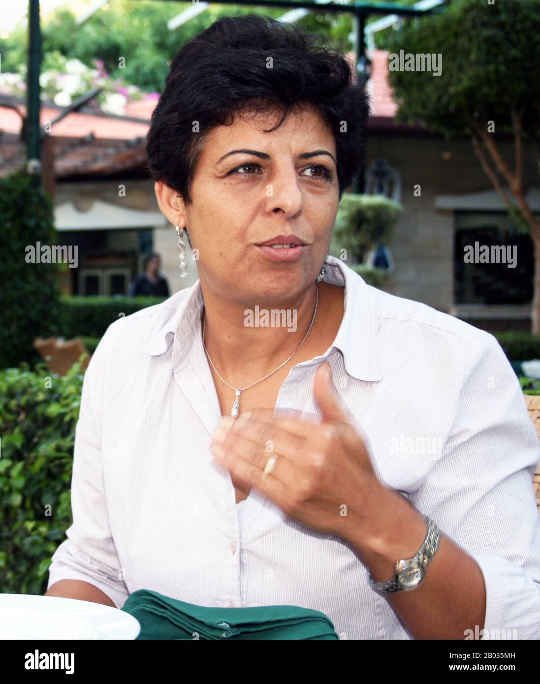 Von 1996 bis 2013 war Naila Ayesh als Generaldirektorin des in Gaza ansässigen "Women's Affairs Centre" (WAC) tätig, einer wissensbasierten Nichtregierungsorganisation, die sich der Förderung der Frauenführung, der Stärkung und Teilnahme am politischen und öffentlichen Leben sowie ihrer Rolle als Agenten für Veränderungen in ihren Gemeinden widmet. Stockfoto