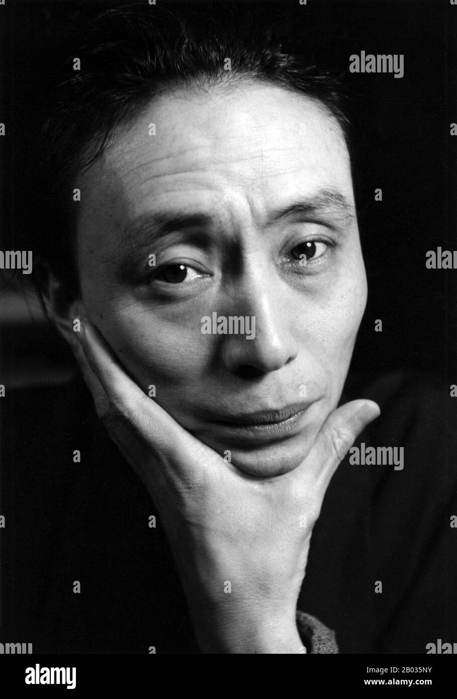 Jun Takami (30. Januar 1907 - 17. August 1965) war der Name eines japanischen Romanschriftstellers und Dichters, der in der Showa-Zeit Japans aktiv war. Sein richtiger Name war Takami Yoshio. Ken Domon (25. Oktober 1909 - 15. September 1990) ist einer der renommiertesten japanischen Fotografen des 20. Jahrhunderts. Er wird am meisten als Fotojournalist gefeiert, obwohl er möglicherweise am produktivsten als Fotograf buddhistischer Tempel und Statthaltereien gewesen sein könnte. Stockfoto