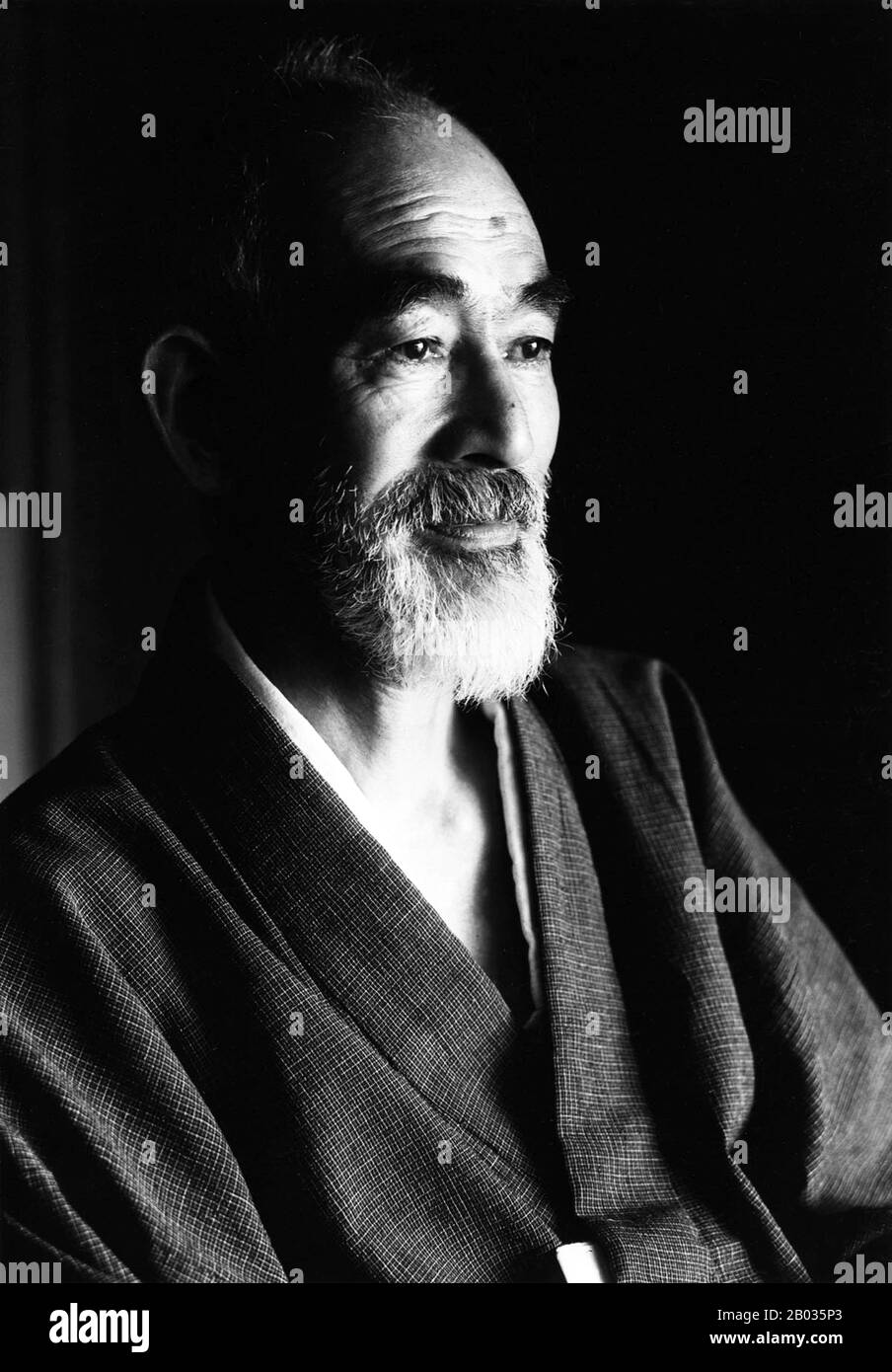 Naoya Shiga (20. Februar 1883 - 21. Oktober 1971) war ein japanischer Romanautor und Kurzgeschichtenautor, der während der japanischen Taisho- und Showa-Zeiten aktiv war. Ken Domon (25. Oktober 1909 - 15. September 1990) ist einer der renommiertesten japanischen Fotografen des 20. Jahrhunderts. Er wird am meisten als Fotojournalist gefeiert, obwohl er möglicherweise am produktivsten als Fotograf buddhistischer Tempel und Statthaltereien gewesen sein könnte. Stockfoto