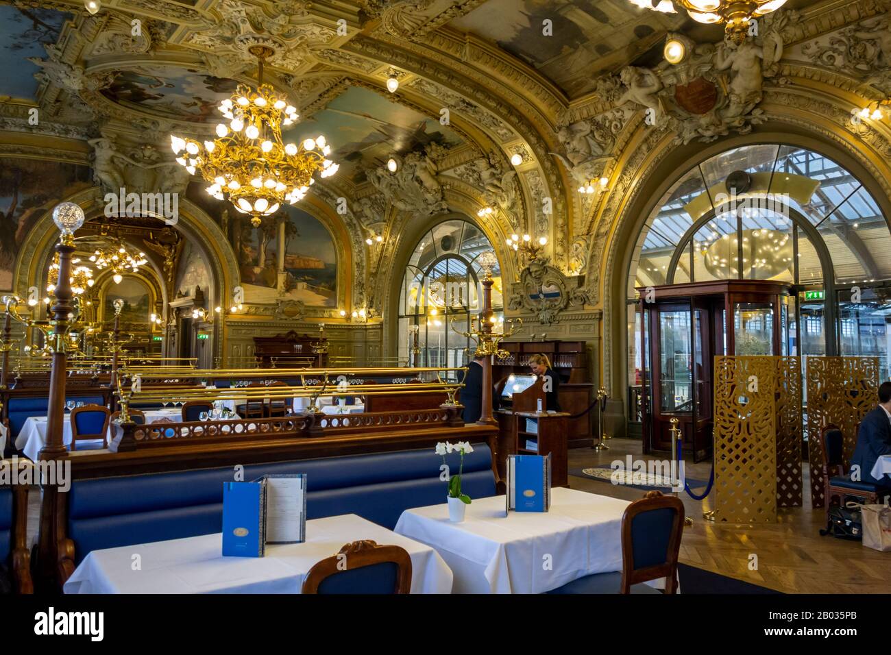 Innenbereich von le Train Bleu, französisches Restaurant im Bahnhof Gare de Lyon in Paris. Die Gaststätte entstand im Jahr 1900. Stockfoto