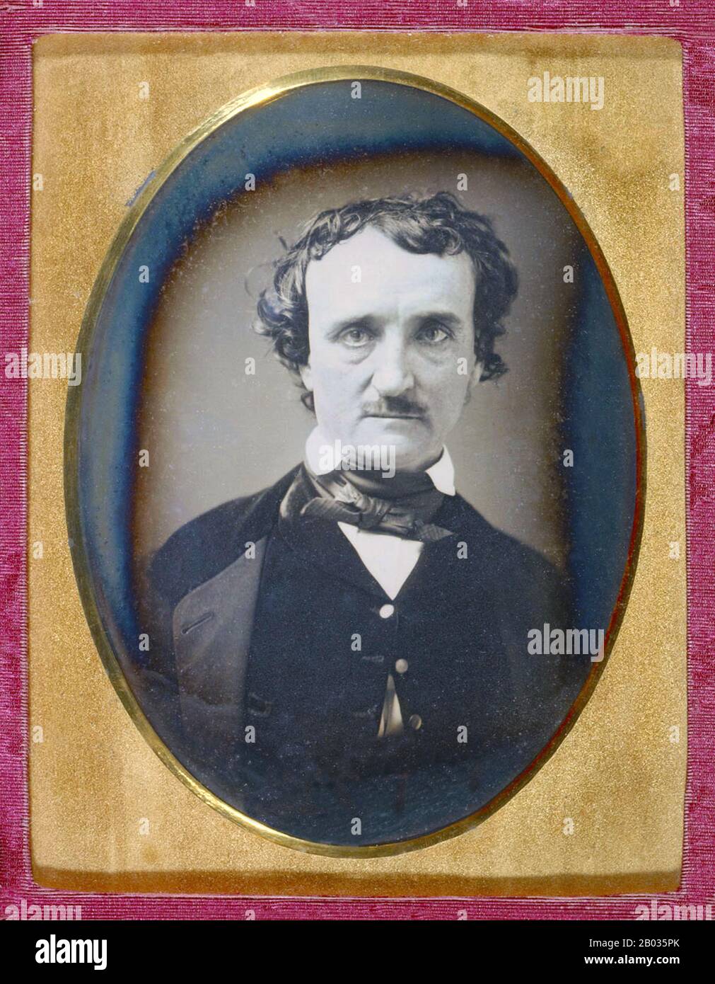 Edgar Allan PoE war ein US-amerikanischer Autor, Dichter, Herausgeber und Literaturkritiker, der als Teil der amerikanischen Romantischen Bewegung galt. Am bekanntesten für seine Geschichten vom Mysterium und der Makabre, war PoE einer der ersten amerikanischen Praktizierenden der Kurzgeschichte und gilt allgemein als Erfinder des Detektiv-Belletristik-Genres. Ihm wird auch der Beitrag zum aufstrebenden Genre der Science Fiction zugeschrieben. Er war der erste bekannte amerikanische Schriftsteller, der versuchte, allein durch Schreiben seinen Lebensunterhalt zu verdienen, was zu einem finanziell schwierigen Leben und einer finanziell schwierigen Karriere führte. Bis zum Jahr 1832 begann Edgar mit dem ich Belletristik zu schreiben Stockfoto