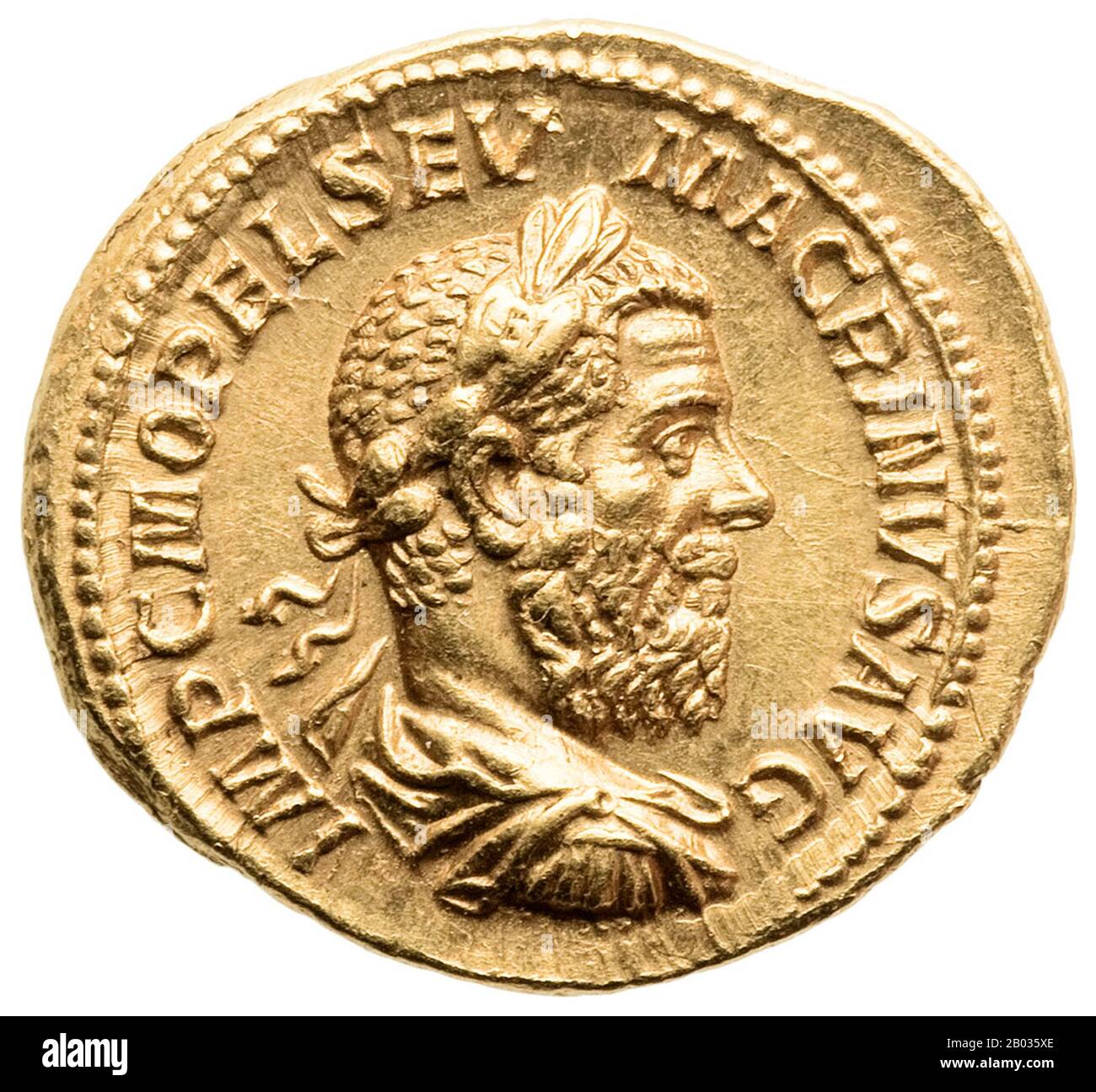 Macrinus (165-218 CE) war ein gelernter Jurist, der unter Kaiser Septimius Severus diente, bevor ihn Severus' Sohn und Nachfolger Caracalla zum Präfekten der Prätorianergarde ernannte. Er genoss das Vertrauen und den Schutz von Caracalla, bis eine Prophezeiung erzählt wurde, die behauptete, Macrinus würde den Kaiser absetzen und Nachfolger werden. Aus Angst um sein Leben hat Macrinus geplottet, Caracalla ermorden zu lassen, bevor er selbst zum Tode verurteilt wurde. Macrinus wurde 217 v. Chr. Kaiser, der erste römische Kaiser, der nicht aus der senatorischen Klasse gepriesen hat, und der FI, der einen Soldaten zur Ermordung Caracallas manipuliert hatte Stockfoto