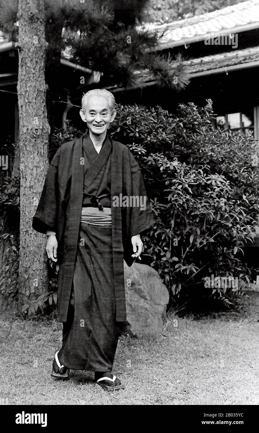 Yasunari Kawabata (11. Juni 1899 - 16. April 1972) war eine japanische Romanautorin und Kurzgeschichtenautorin, deren lyrische, subtil beschattete Prosawerke ihm 1968 den Nobelpreis für Literatur verliehen haben, der erste japanische Autor, der die Auszeichnung erhalten hat. Seine Werke haben einen breiten internationalen Reiz genossen und sind bis heute weit verbreitet. Stockfoto