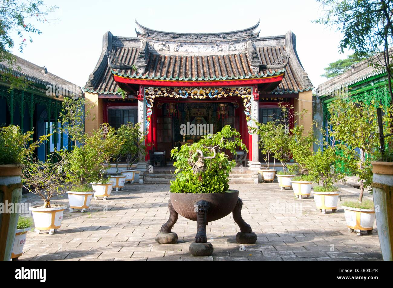 Hoa Van Le Nghia (Chua Ba) oder die All-Community Assembly Hall wurde 1740 erbaut und für alle ethnischen chinesischen Gemeinschaften von Hoi an konzipiert. Thien Hau, die Göttin der Seeleute, ziert den Hauptaltar. Die kleine, aber historische Stadt Hoi an liegt am Thu Bon River 30 km südlich von Danang. Während der Zeit der Nguyen-Lords (1558–1777) und sogar unter den ersten Nguyen-Kaisern war Hoi an – damals bekannt als Faifo – ein wichtiger Hafen, der regelmäßig von Schiffen aus Europa und dem ganzen Osten besucht wurde. Stockfoto