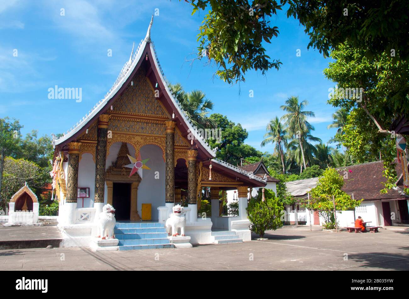 Wat Siri Mooung Khoung (Wat Si Muang Khun) ist ein buddhistischer Tempel, der im 18. Jahrhundert erbaut wurde. Luang Prabang war früher die Hauptstadt eines gleichnamigen Königreichs. Bis zur kommunistischen Machtübernahme 1975 war es die königliche Hauptstadt und Regierungssitz des Königreichs Laos. Die Stadt gehört heute zum UNESCO-Weltkulturerbe. Stockfoto