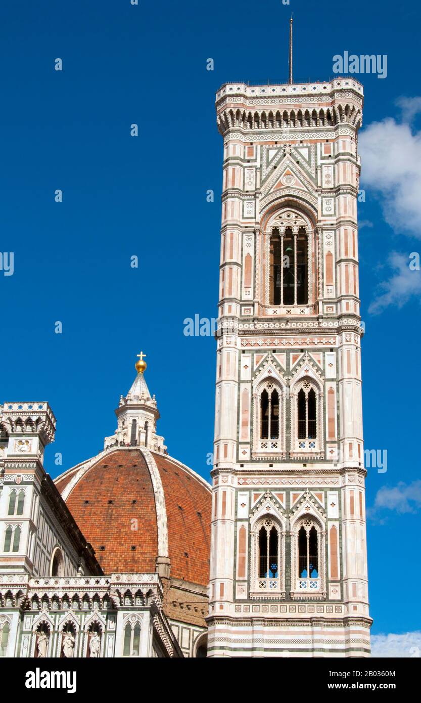 Die Cattedrale di Santa Maria del Fiore (Kathedrale der Heiligen Maria der Blumen) ist die Hauptkirche von Florenz. Il Duomo di Firenze, wie es normalerweise genannt wird, wurde 1296 im gotischen Stil mit dem Entwurf von Arnolfo di Cambio begonnen und 1436 mit der von Filippo Brunelleschi ausgeführten Kuppel baulich abgeschlossen. Das Äußere der Basilika ist mit polychromen Marmorplatten in verschiedenen Grün- und Pinktönen, die von Weiß umrandet sind, konfrontiert und hat ein aufwendiges gotisches Revival façade aus dem 19. Jahrhundert von Emilio De Fabris. Der Domkomplex an der Piazza del Duomo umfasst das Baptisterium A Stockfoto