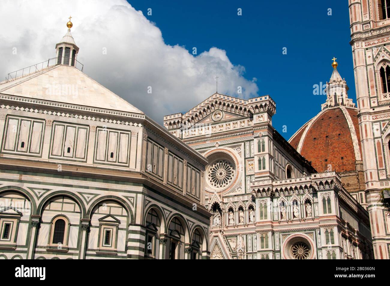 Die Cattedrale di Santa Maria del Fiore (Kathedrale der Heiligen Maria der Blumen) ist die Hauptkirche von Florenz. Il Duomo di Firenze, wie es normalerweise genannt wird, wurde 1296 im gotischen Stil mit dem Entwurf von Arnolfo di Cambio begonnen und 1436 mit der von Filippo Brunelleschi ausgeführten Kuppel baulich abgeschlossen. Das Äußere der Basilika ist mit polychromen Marmorplatten in verschiedenen Grün- und Pinktönen, die von Weiß umrandet sind, konfrontiert und hat ein aufwendiges gotisches Revival façade aus dem 19. Jahrhundert von Emilio De Fabris. Der Domkomplex an der Piazza del Duomo umfasst das Baptisterium A Stockfoto
