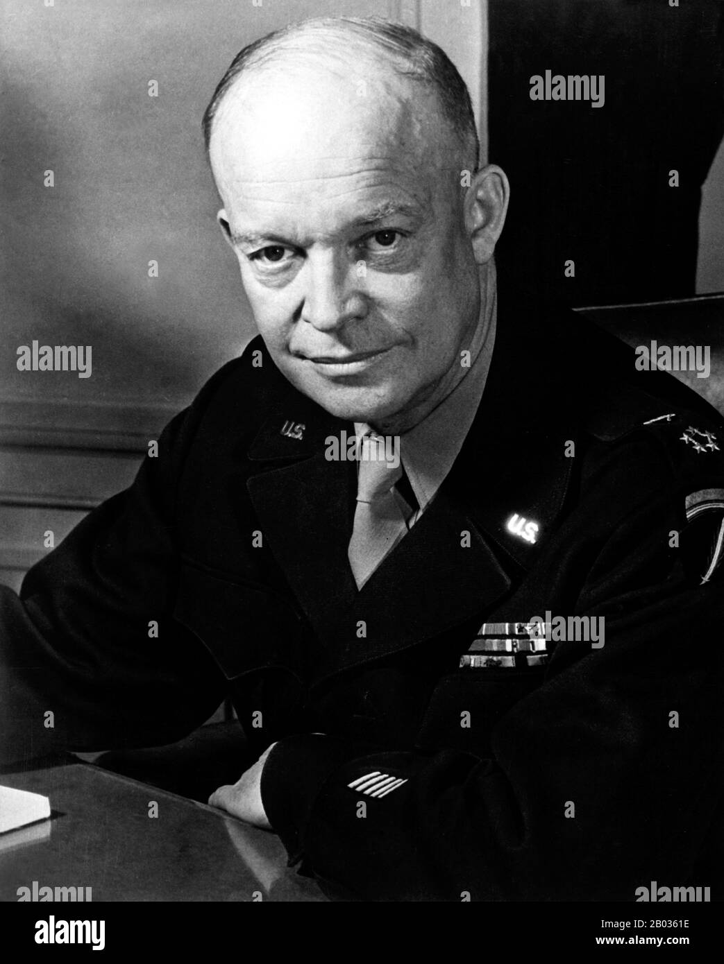 Dwight David 'Ike' Eisenhower (14. Oktober 1890 - 28. März 1969) war ein US-amerikanischer Politiker und General, der von 1953 bis 1961 als 34. Präsident der Vereinigten Staaten tätig war. Er war während des zweiten Weltkriegs Fünf-Sterne-General in der United States Army und diente als Oberster Befehlshaber der alliierten Streitkräfte in Europa. Eisenhower war für die Planung und Überwachung der Invasion Nordafrikas in Der Operation Torch in den Jahren 1942-43 und der erfolgreichen Invasion Frankreichs und Deutschlands in den Jahren 1944-45 von der Westfront verantwortlich. 1951 wurde er der erste Oberste Befehlshaber der NATO. Stockfoto