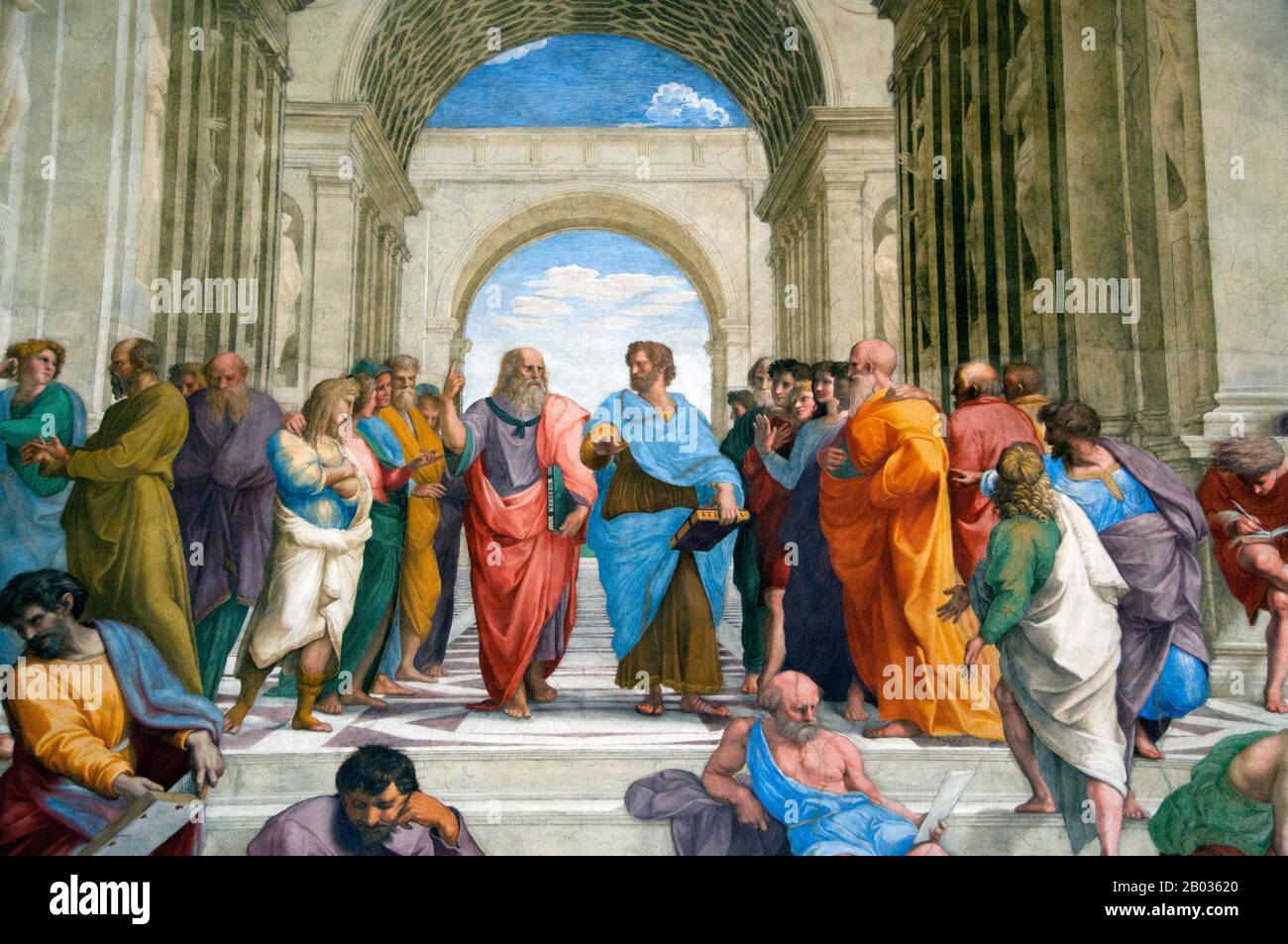 "Die Schule von Athen" oder die Scuola di Atene auf Italienisch ist eines der bekanntesten Freskenbilder des italienischen Renaissancekünstlers Raphael. Es wurde zwischen 1509 und 1511 im Rahmen von Raffaels kommission gemalt, um die heute als Stanze di Raffaello bezeichneten Räume im Apostolischen Palast im Vatikan mit Freskenausmalungen zu schmücken. Die Stanza della Segnatura war der erste der Räume, die dekoriert wurden, und "Die Schule von Athen" das zweite Gemälde, das dort nach "La Disputa" an der gegenüberliegenden Wand fertiggestellt wurde. Das Bild gilt lange Zeit als Raffaels Meisterwerk und die perfekte Verkörperung der Klassik Stockfoto "Die Schule von Athen" oder die Scuola di Atene auf Italienisch ist eines der bekanntesten Freskenbilder des italienischen Renaissancekünstlers Raphael. Es wurde zwischen 1509 und 1511 im Rahmen von Raffaels kommission gemalt, um die heute als Stanze di Raffaello bezeichneten Räume im Apostolischen Palast im Vatikan mit Freskenausmalungen zu schmücken. Die Stanza della Segnatura war der erste der Räume, die dekoriert wurden, und "Die Schule von Athen" das zweite Gemälde, das dort nach "La Disputa" an der gegenüberliegenden Wand fertiggestellt wurde. Das Bild gilt lange Zeit als Raffaels Meisterwerk und die perfekte Verkörperung der Klassik Stockfoto