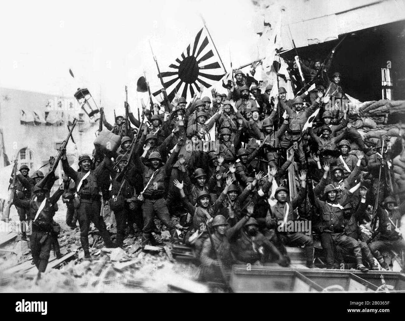 Der Zweite Chinesisch-Japanische Krieg (7. Juli 1937 - 9. September 1945) war ein militärischer Konflikt, der vor allem zwischen der Republik China und dem Reich Japans ausgetragen wurde. Nach dem japanischen Angriff auf Pearl Harbor verschmolz der Krieg in den größeren Konflikt des zweiten Weltkriegs als eine Hauptfront dessen, was allgemein als Pazifikkrieg bekannt ist. Obwohl die beiden Länder seit 1931 mit Unterbrechungen gekämpft hatten, begann der totale Krieg 1937 ernsthaft und endete erst mit der Kapitulation Japans 1945. Der Krieg war das Ergebnis einer jahrzehntelangen japanischen imperialistischen Politik, die darauf abzielte, China politisch und militärisch zu beherrschen Stockfoto