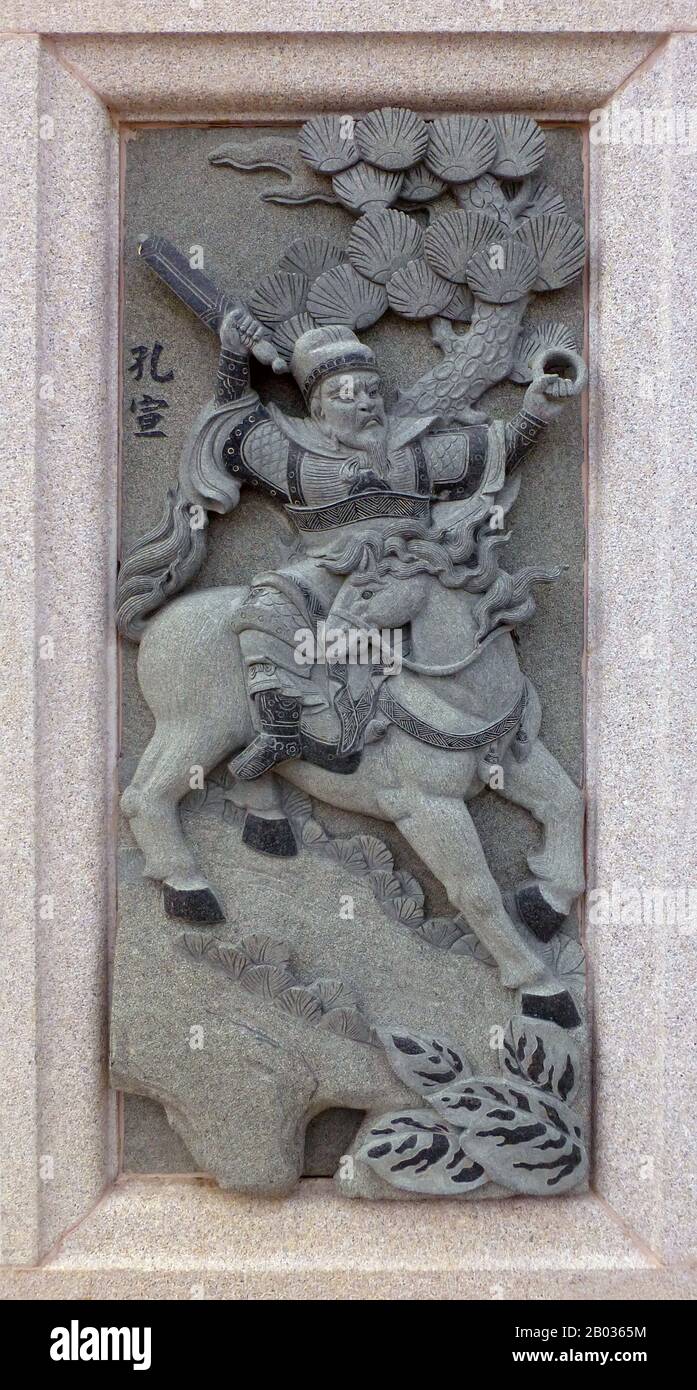 Malaysia/China: Schnitzerei des Pfauengeistes Kong Xuan, der seine Rolle im Roman Fengshen Yanyi aus dem 16. Jahrhundert der Ming-Dynastie darstellt („Investiture of the Gods“). Vom Ping Sien Si Tempel, Pasir Panjang Lang. Foto: Anandajoti (CC VON 2,0). Kong Xuan ist eine Figur aus dem klassischen Roman der Ming-Dynastie „Fengshen Yanyi“. Kong Xuan basiert auf Mahamayuri aus dem buddhistischen Mythos und war ein Pfauengeist, der menschliche Gestalt annahm, um König Zhou von Shang's General zu sein. Kong Xuan besaß fünf verschiedene Lichtstrahlen, die seinen Feind in eine Leere treiben und ihn zu einem unglaublich tödlichen Feind machen konnten. Stockfoto