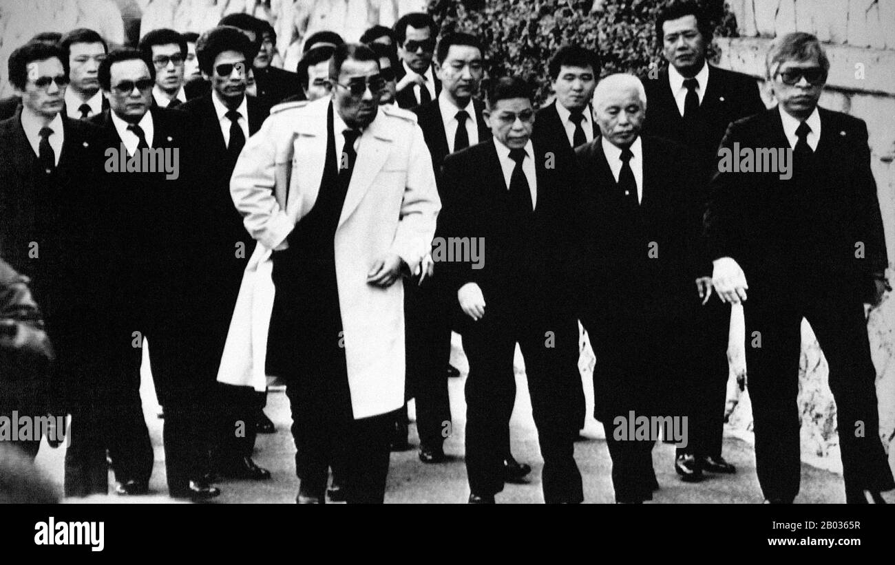 Yakuza, auch Gokudo genannt, sind Mitglieder von länderübergreifenden Verbrechersyndikats mit Ursprung in Japan. Die japanische Polizei und die Medien rufen auf Anfrage der Polizei Boryokudan ("gewalttätige Gruppen") an, während die Yakuza themselvesninkyo danta ("edelmütige Organisationen") nennen. Obwohl die Yakuza-Mitgliedschaft nach einem Anti-Bande-Gesetz, das speziell auf Yakuza abzielt und 1992 von der japanischen Regierung verabschiedet wurde, abgelehnt wurde, gibt es heute in Japan mehr als 58.000 aktive Yakuza-Mitglieder. Stockfoto