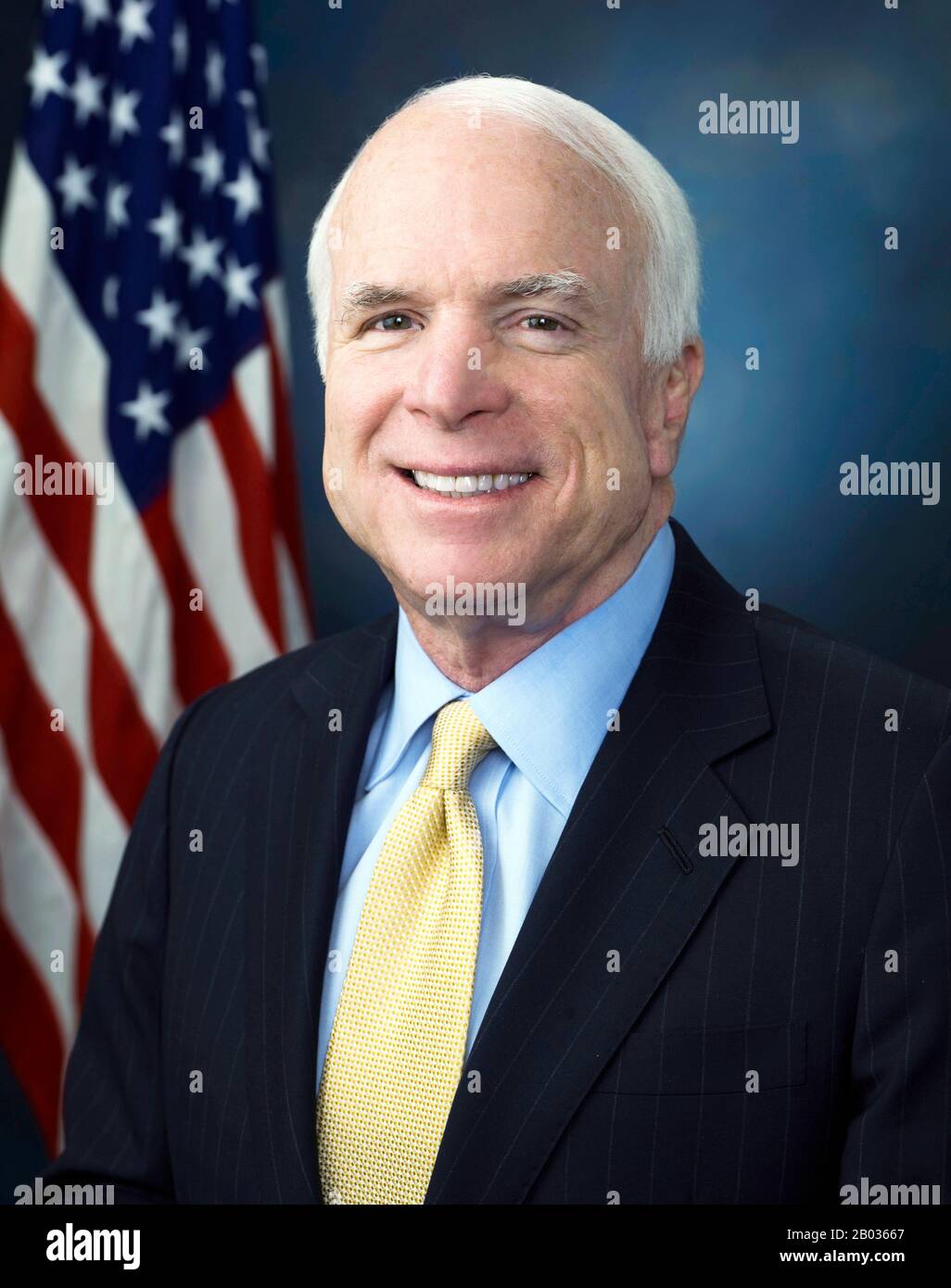 John Sidney McCain III (* 29. August 1936) ist der führende US-Senator aus Arizona und war der republikanische Präsidentschaftskandidat für die Präsidentschaftswahl der Vereinigten Staaten 2008. McCain folgte seinem Vater und seinem Großvater, beide Viersternebewunderer, in die United States Navy und machte 1958 seinen Abschluss an der U.S. Naval Academy. Er wurde Marine-Flieger, fliegende Bodenangriffsflugzeuge von Flugzeugträgern. Während des Vietnamkriegs wurde er beim Feuer der "USS Forrestal" 1967 fast getötet. Im Oktober 1967 wurde er bei einer Bombenmission über Hanoi abgeschossen, schwer verletzt und gefangen genommen Stockfoto