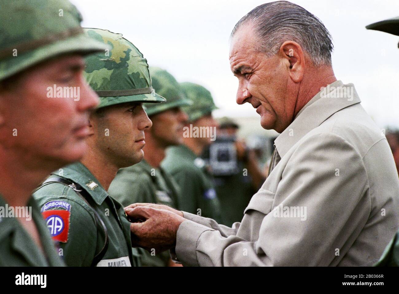 Der Zweite Indochina-Krieg, in Amerika als Vietnamkrieg bekannt, war ein militärischer Konflikt aus der Zeit des Kalten Krieges, der vom 1. November 1955 bis zum Fall Saigons am 30. April 1975 in Vietnam, Laos und Kambodscha stattfand. Dieser Krieg folgte dem Ersten Indochina-Krieg und wurde zwischen Nordvietnamesen, unterstützt von seinen kommunistischen Verbündeten, und der Regierung Südvietnamesis, die von den USA und anderen antikommunistischen Nationen unterstützt wurde, ausgetragen. Die US-Regierung betrachtete die Beteiligung am Krieg als eine Möglichkeit, eine kommunistische Machtübernahme Südvietnamesas und einen Teil ihrer umfassenderen Strategie der Eindämmung zu verhindern. Die Nordvietnamesen regieren Stockfoto