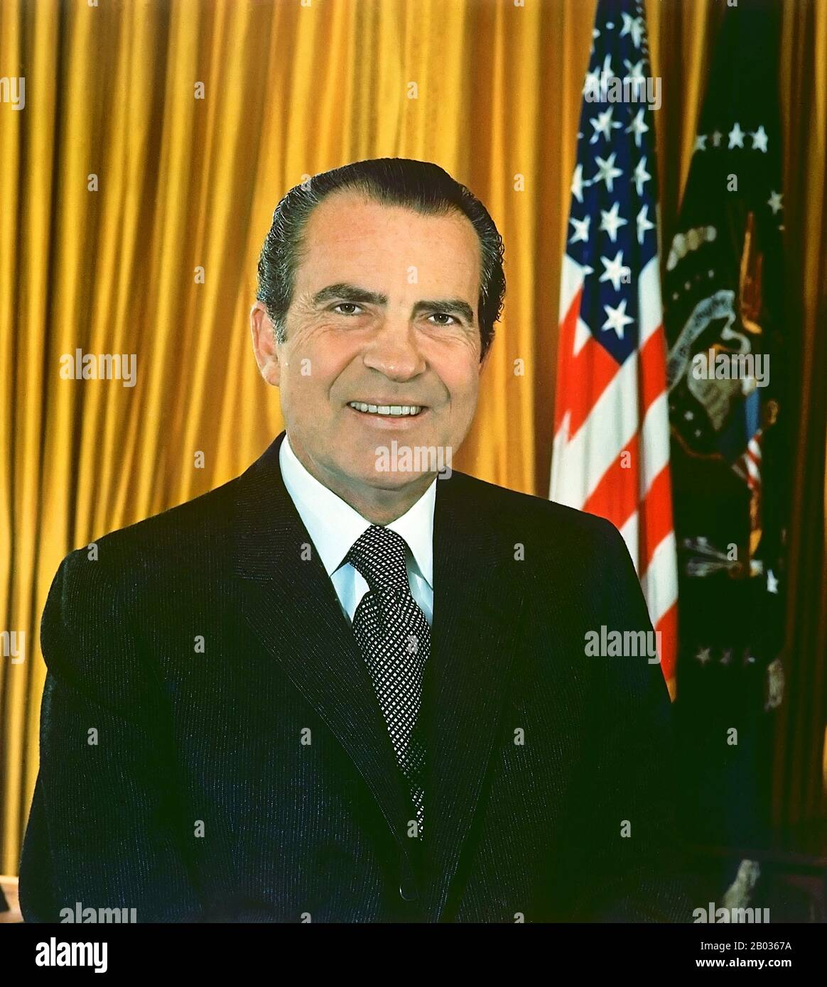 Richard Milhous Nixon (9. Januar 1913 - 22. April 1994) war der 37. Präsident der Vereinigten Staaten und war von 1969 bis 1974 amtierender Präsident. Nixon ist der einzige präsident, der das Amt niedergelegt hat. Nixon hat den Vietnamkrieg von seinen Vorgängern Kennedy und Johnson geerbt. Das amerikanische Engagement in Vietnam war weit unpopulär; obwohl Nixon den Krieg dort zunächst eskalierte, zog er in der Folge das US-Engagement zu beenden und bis 1973 die amerikanischen Streitkräfte komplett zurückzuziehen. Nixons bahnbrechender Besuch in der Volksrepublik China im Jahr 1972 eröffnete diplomatische Beziehungen zwischen den beiden Nationen, und er leitet ein Stockfoto