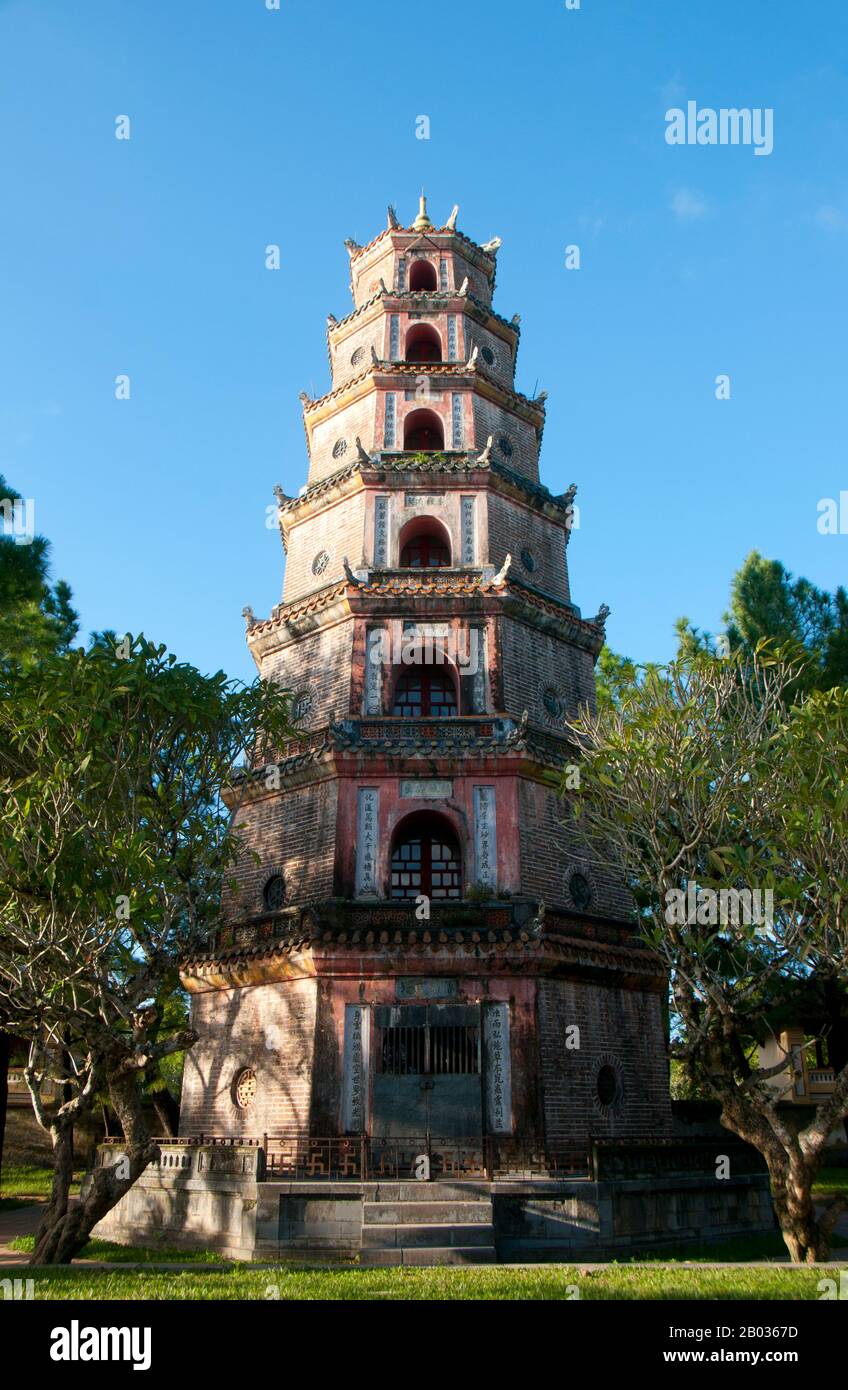 Vietnam: Thien Mu Pagoda, Hue. Die Thien-Mu-Pagode wurde 1601 unter Nguyen Hoang, dem Gouverneur der Provinz Thuan Hoa, erbaut. Obwohl er der Le-Dynastie in Hanoi Treue geschworen hatte, regierte Nguyen Hoang Thuan Hoa als unabhängigen Staat in Zentralvietnam. Die Pagode hat sieben Stockwerke und ist die höchste in Vietnam und ist oft Gegenstand von Volksreimen und Gedichten über Hue, die zwischen 1802 und 1945 die Kaiserstadt Vietnams war. Stockfoto