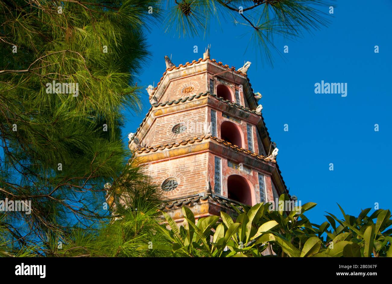 Vietnam: Thien Mu Pagoda, Hue. Die Thien-Mu-Pagode wurde 1601 unter Nguyen Hoang, dem Gouverneur der Provinz Thuan Hoa, erbaut. Obwohl er der Le-Dynastie in Hanoi Treue geschworen hatte, regierte Nguyen Hoang Thuan Hoa als unabhängigen Staat in Zentralvietnam. Die Pagode hat sieben Stockwerke und ist die höchste in Vietnam und ist oft Gegenstand von Volksreimen und Gedichten über Hue, die zwischen 1802 und 1945 die Kaiserstadt Vietnams war. Stockfoto