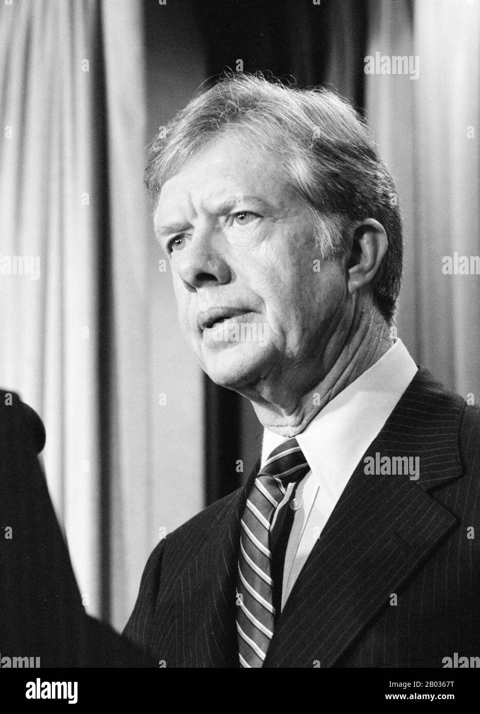 James Earl 'Jimmy' Carter Jr. (* 1. Oktober 1924) ist ein US-amerikanischer Politiker, der von 1977 bis 1981 als 39. Präsident der Vereinigten Staaten tätig war. 2002 wurde er für seine Arbeit mit dem Carter Center mit dem Friedensnobelpreis ausgezeichnet. Carter, ein Demokrat, der im ländlichen Georgia aufgewachsen ist, war ein Erdnussbauer, der von 1963 bis 1967 zwei Amtszeiten als Senator des Staates Georgia und von 1971 bis 1975 eine als Gouverneur von Georgia bekleidete. Er wurde 1976 zum Präsidenten gewählt, wobei er den amtierenden Präsidenten Gerald Ford in einer relativ nahen Wahl besiegte; die Wahlmännergrange von 57 Stimmen war an diesem tim am nächsten Stockfoto