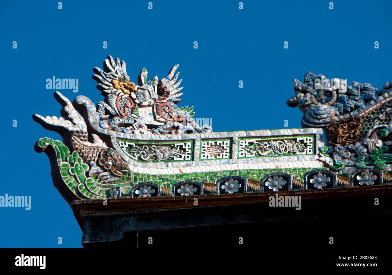 Kaiser Gia Long ordnete 1805 den Bau der Zitadelle Hue an. Der riesige Komplex ist nach den Vorstellungen von Fengshui oder chinesischer Geomanz gebaut, aber nach den militärischen Prinzipien des französischen Militärarchitekten Sebastien de Vauban aus dem 18. Jahrhundert. Das Ergebnis ist ein ungewöhnlicher und eleganter Hybrid, eine Kaiserstadt im chinesischen Stil, die sorgfältig auf umliegende Hügel, Inseln und Wasserwege ausgerichtet ist, aber von massiven Ziegelmauern zwischen 6 und 12 Metern Höhe und 2,5 Metern Dicke verteidigt wird, die von Türmen, Wällen, einem massiven Erdgletschen und 24 von Vauban inspirierten Bastionen durchsetzt sind. Der gesamte Komplex war Pelz Stockfoto