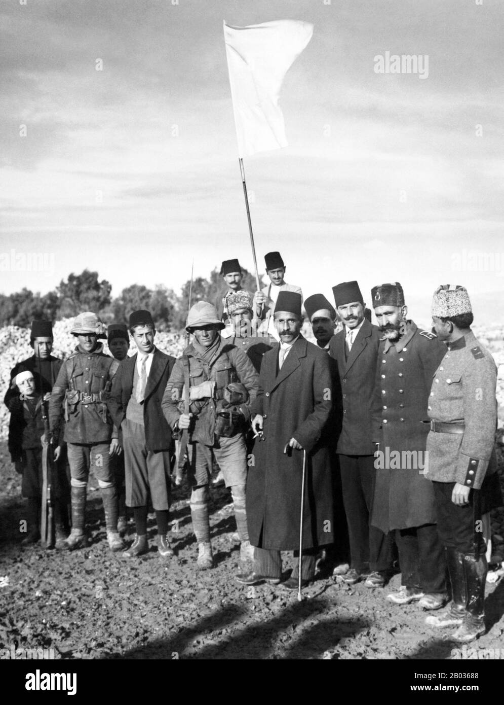 Der osmanische Bürgermeister von Jerusalem, Hussein Effendi el Husseini (al-Husseini), traf um 8 Uhr morgens, 9. Dezember 1917, mit Sergeants Sedgwick und Hurcomb des 2/19. Battalion, London Regiment, unter der weißen Fahne der Kapitulation. Stockfoto